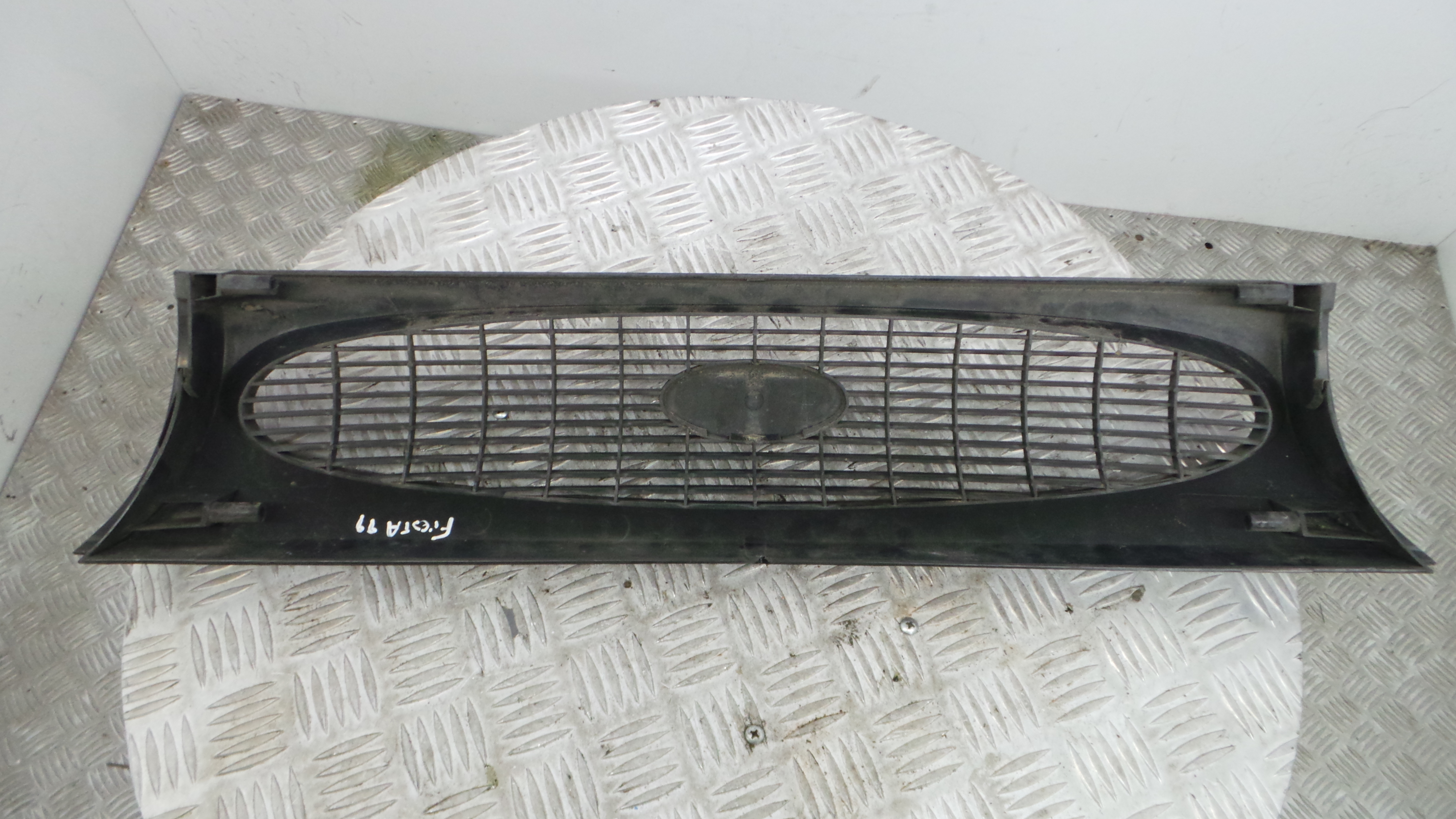 Grelha da Frente 96FB-8200-ACW - FORD FIESTA IV (JA_, JB_), FIESTA Mk IV (JA_, JB_)-33639083