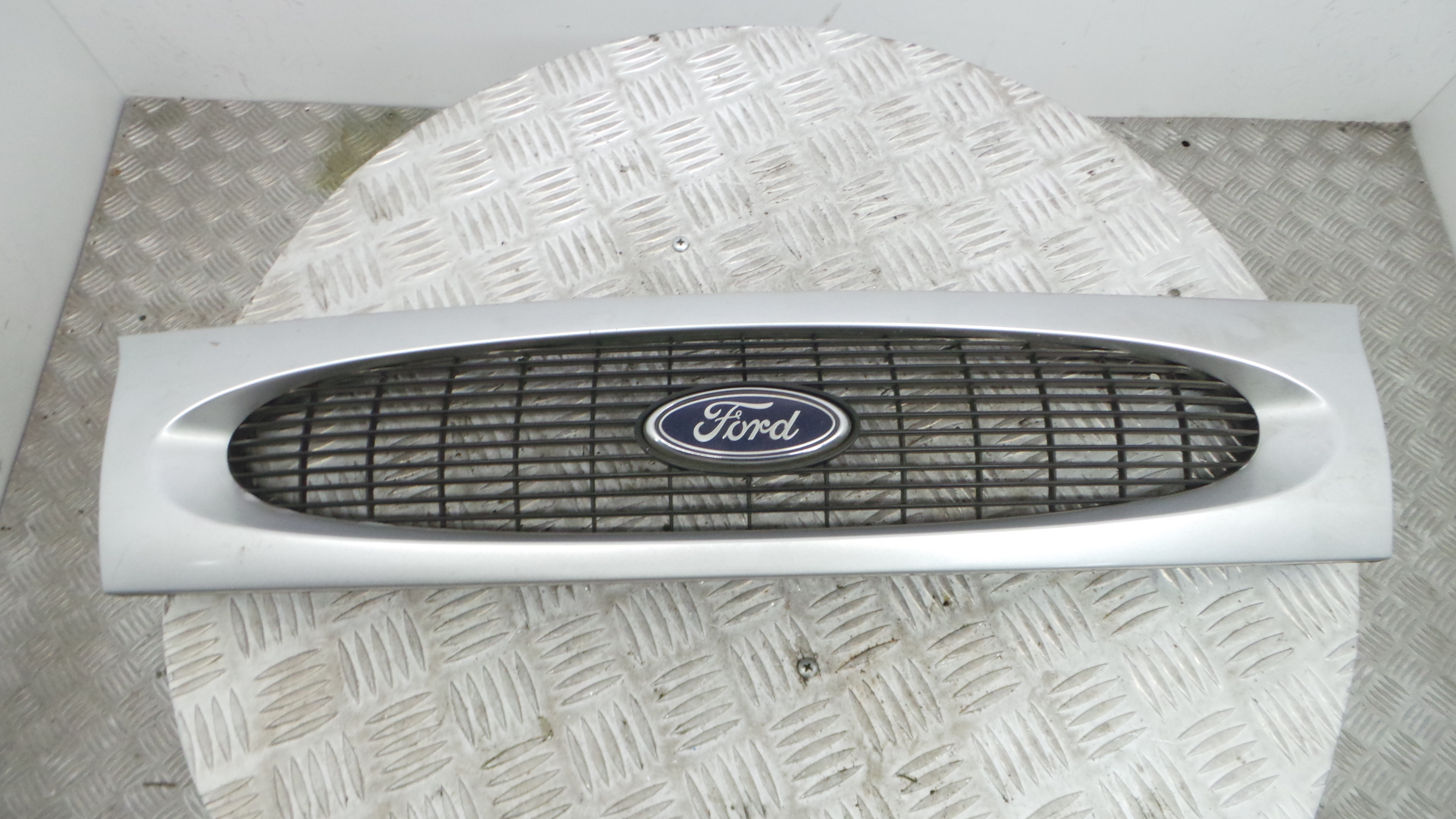 Grelha da Frente 96FB-8200-ACW - FORD FIESTA IV (JA_, JB_), FIESTA Mk IV (JA_, JB_)-33639086