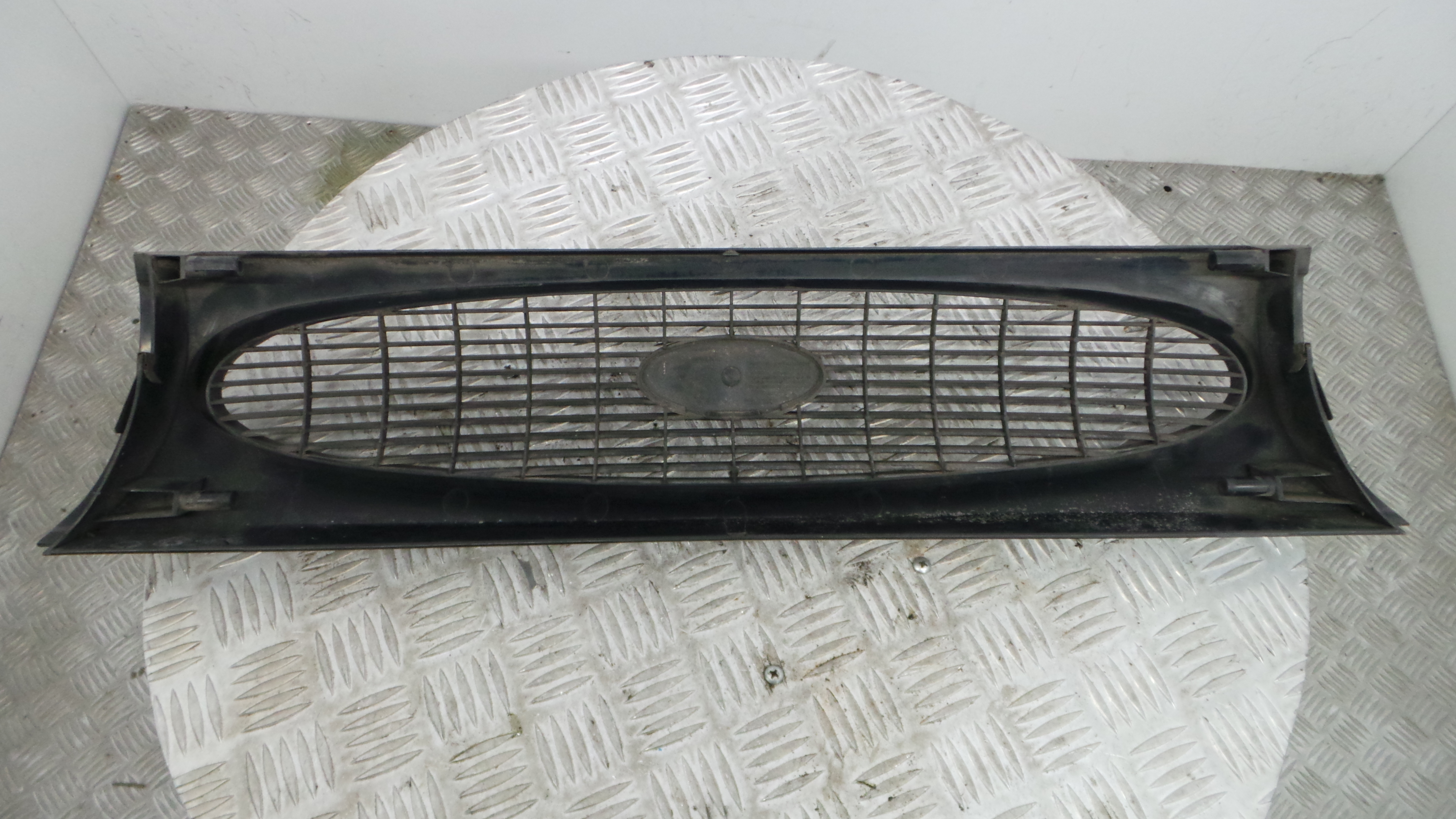 Grelha da Frente 96FB-8200-ACW - FORD FIESTA IV (JA_, JB_), FIESTA Mk IV (JA_, JB_)-33639086