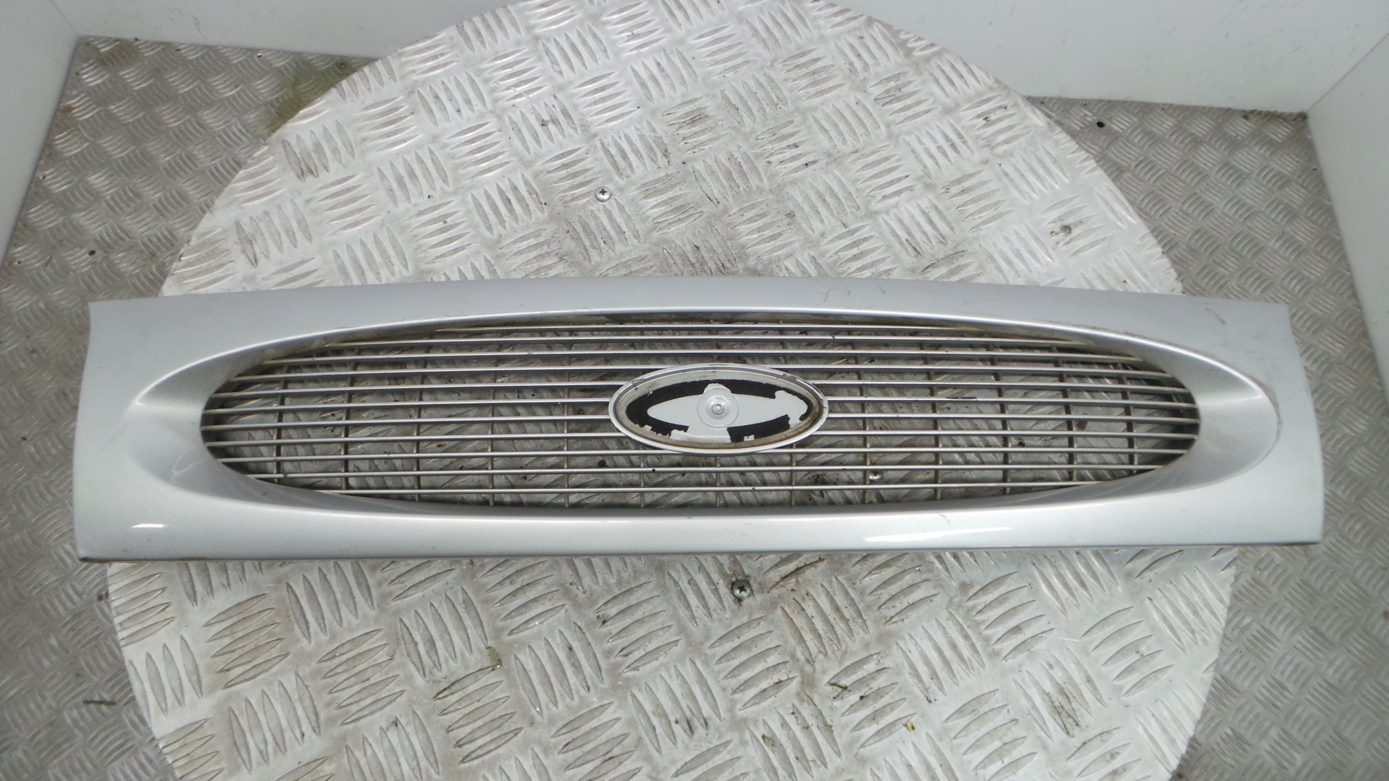 Grelha da Frente 96FB-8A133 - FORD FIESTA IV (JA_, JB_), FIESTA Mk IV (JA_, JB_)-33639089