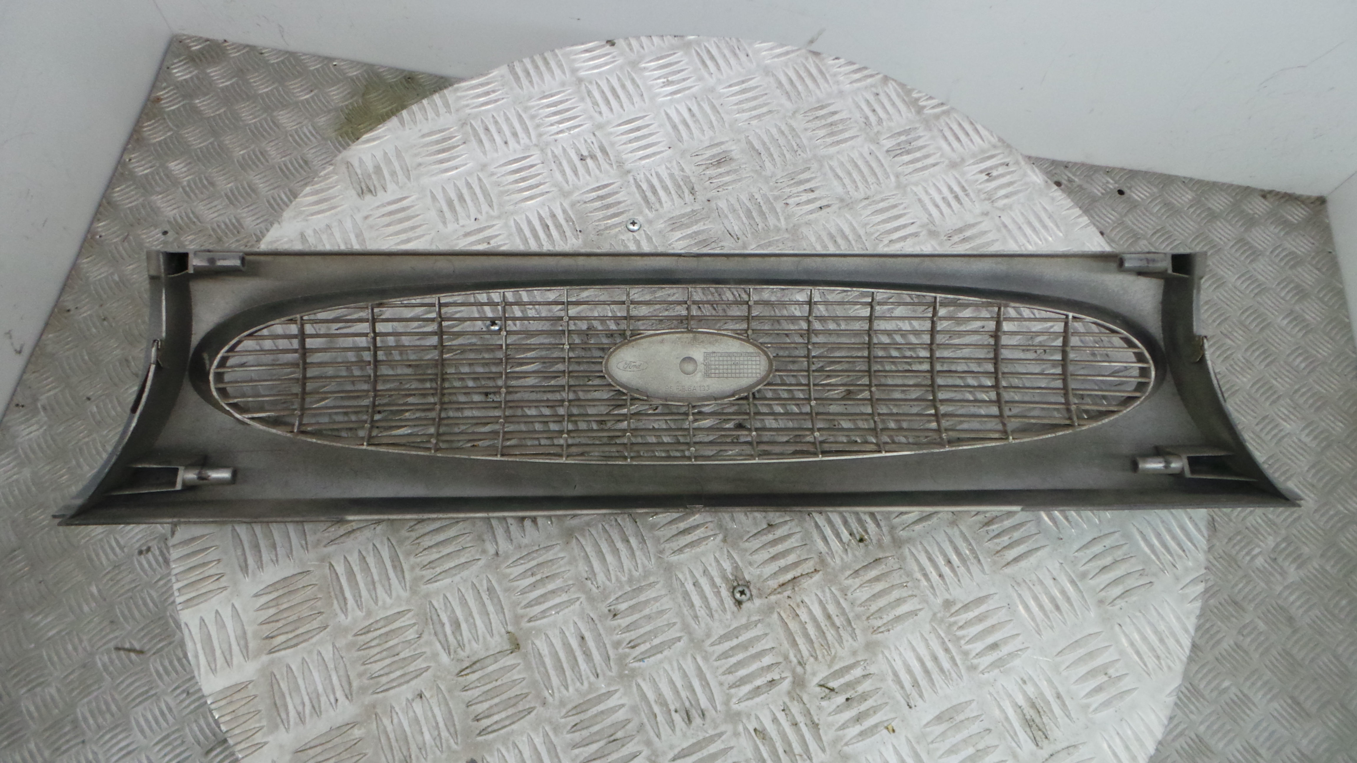 Grelha da Frente 96FB-8A133 - FORD FIESTA IV (JA_, JB_), FIESTA Mk IV (JA_, JB_)-33639089