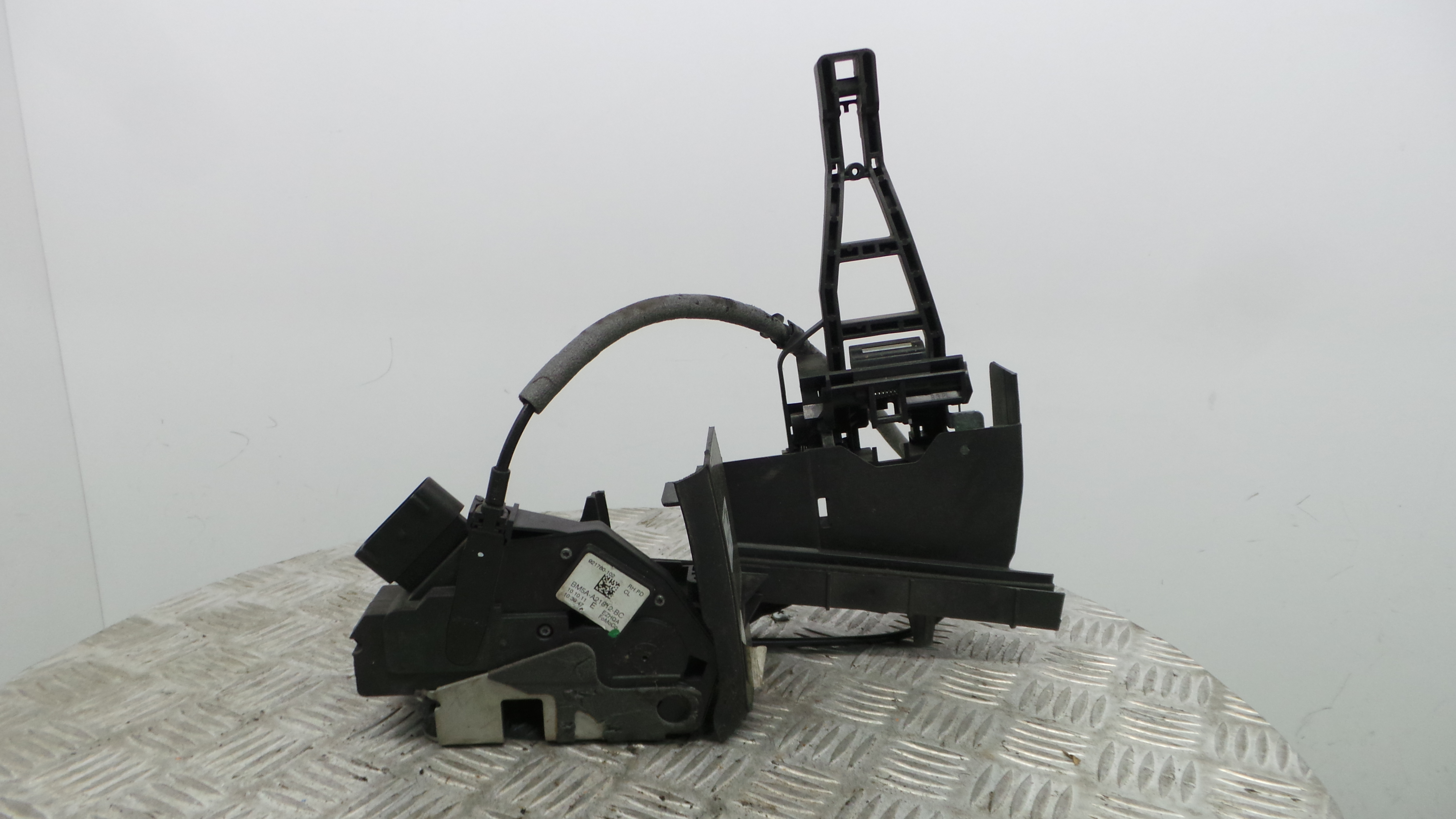 Fecho da Porta Frente Esq BM5A-A21812-BC - FORD FOCUS III-33639515