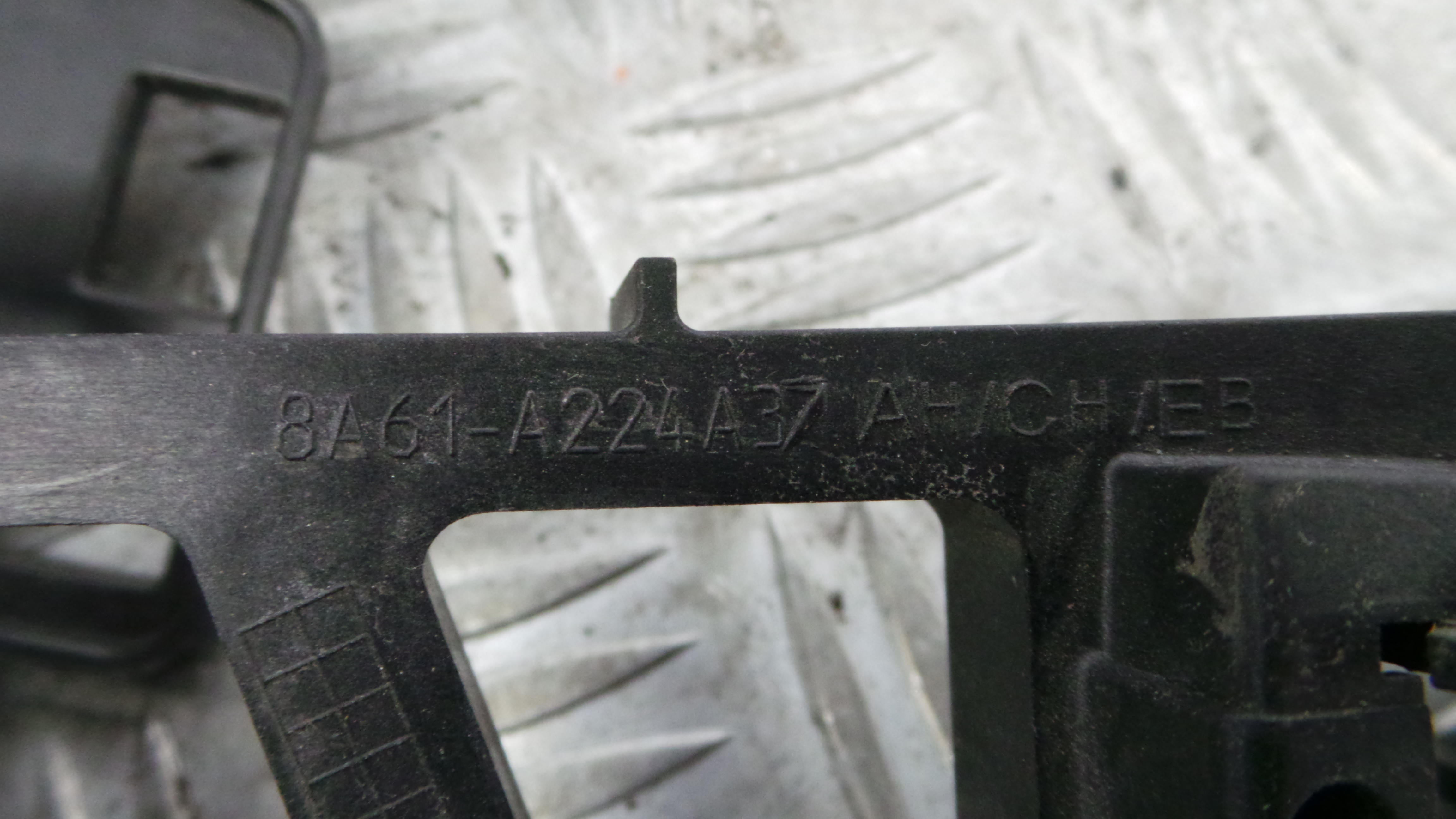 Fecho da Porta Frente Esq 8A6A-A21813-AE - FORD FIESTA VI (CB1, CCN)-33639554