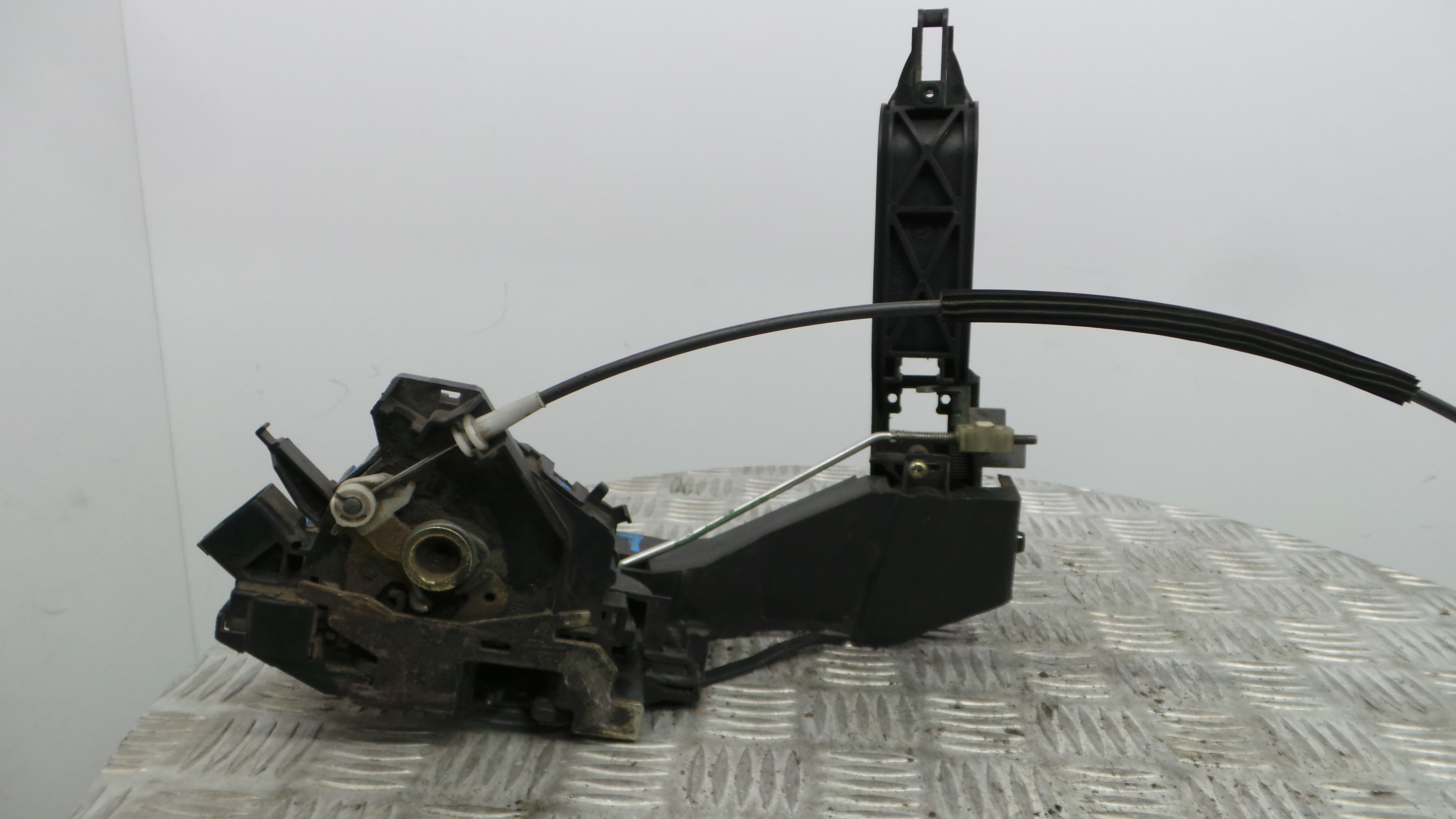 Fecho da Porta Dto 2S4A-21812-CB - FORD FOCUS I (DAW, DBW)-33639658