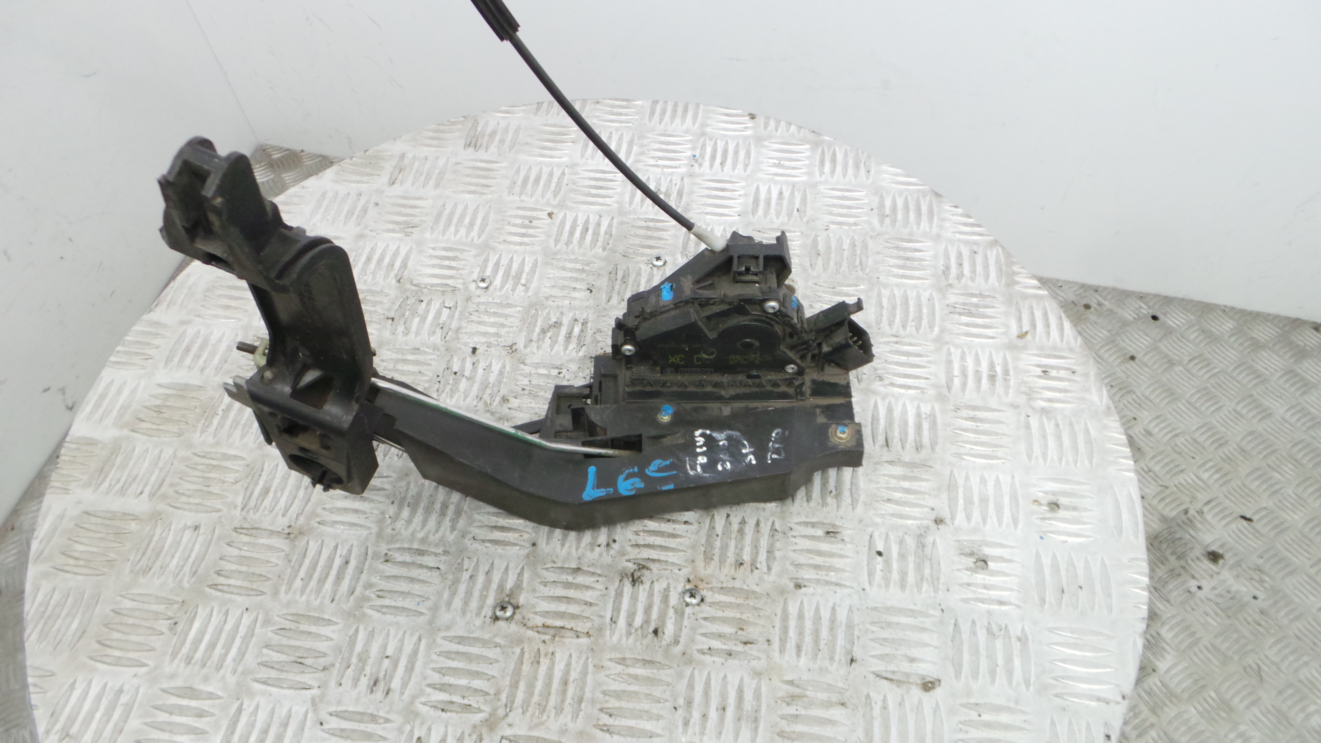 Fecho da Porta Dto 2S4A-21812-CB - FORD FOCUS I (DAW, DBW)-33639658