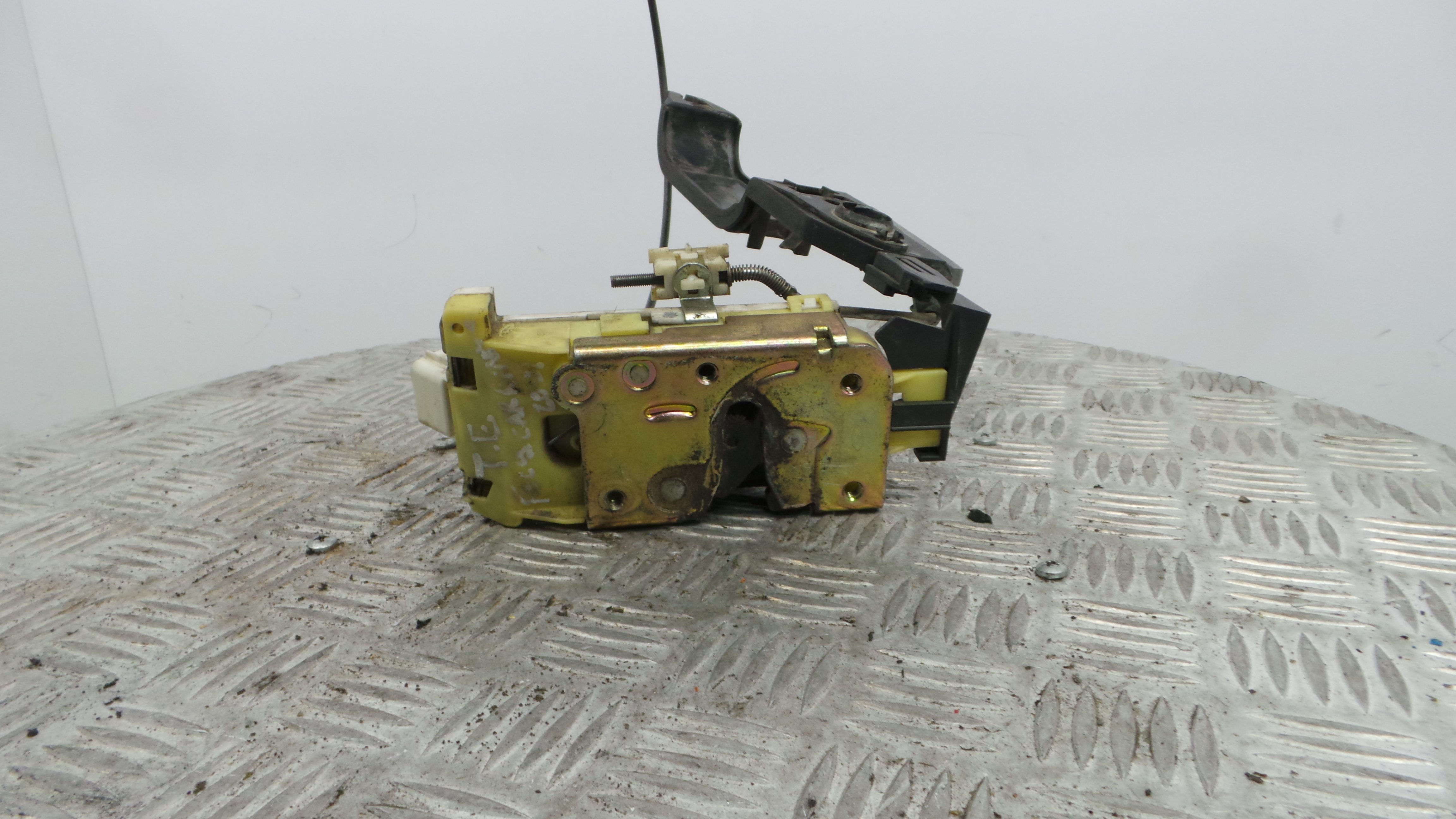 Fecho da Porta Trás Esq XS41-A26413-BH - FORD FOCUS I Clipper (DNW), FOCUS I Turnier (DNW)-33639713