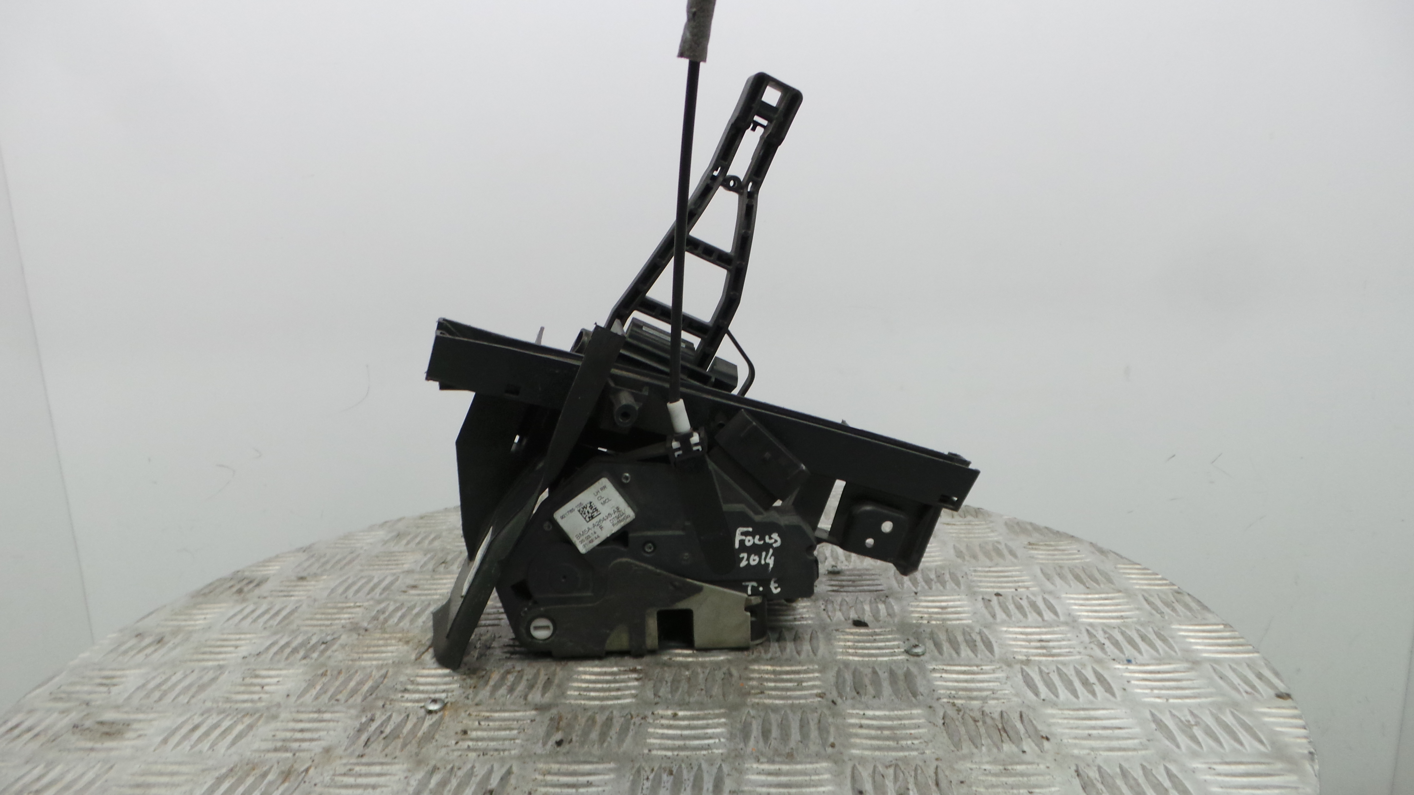 Fecho da Porta Trás Esq BM5A-A26413-AF - FORD FOCUS III-33639725