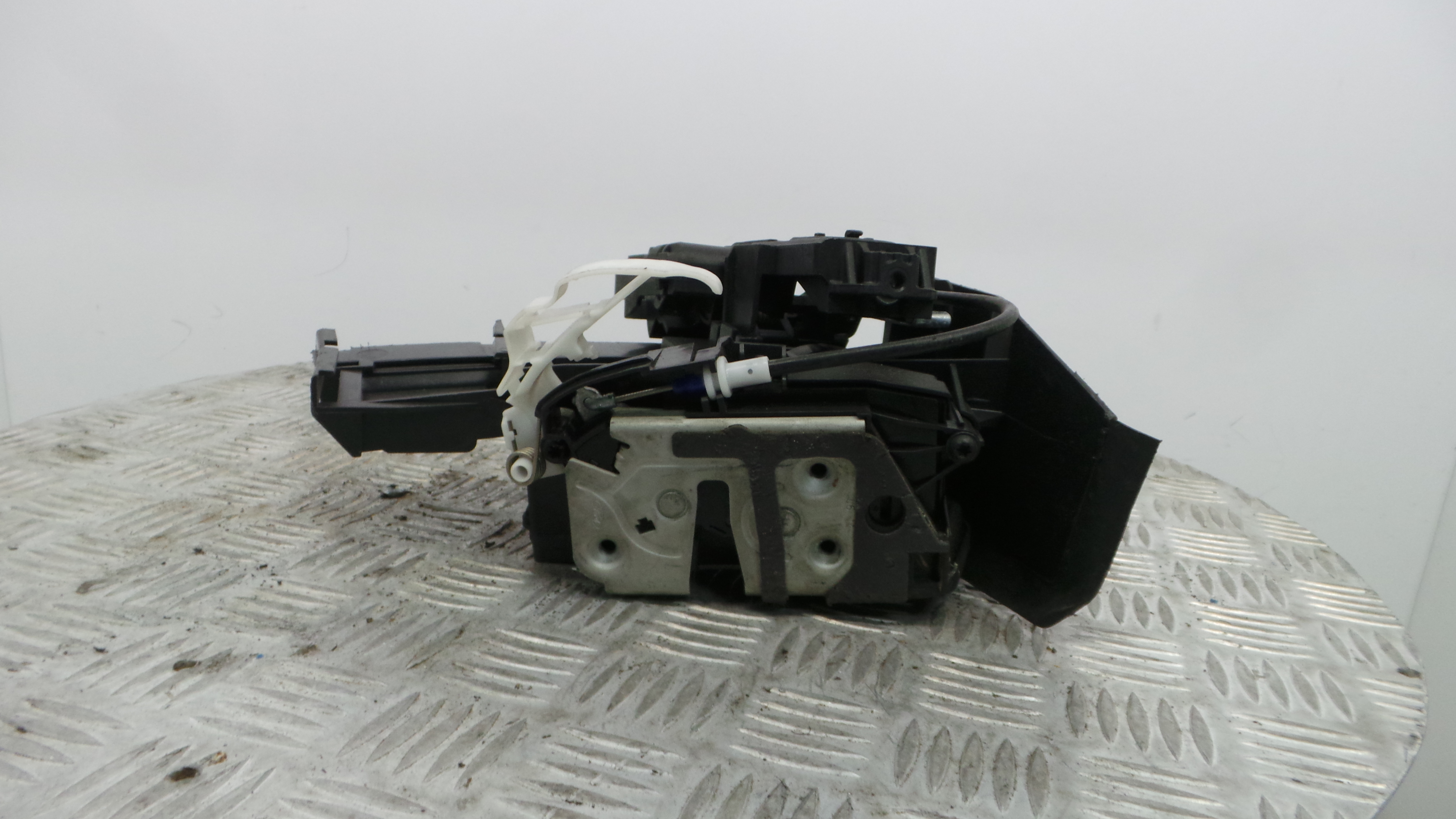 Fecho da Porta Trás Esq BM5A-A26413-AF - FORD FOCUS III-33639725