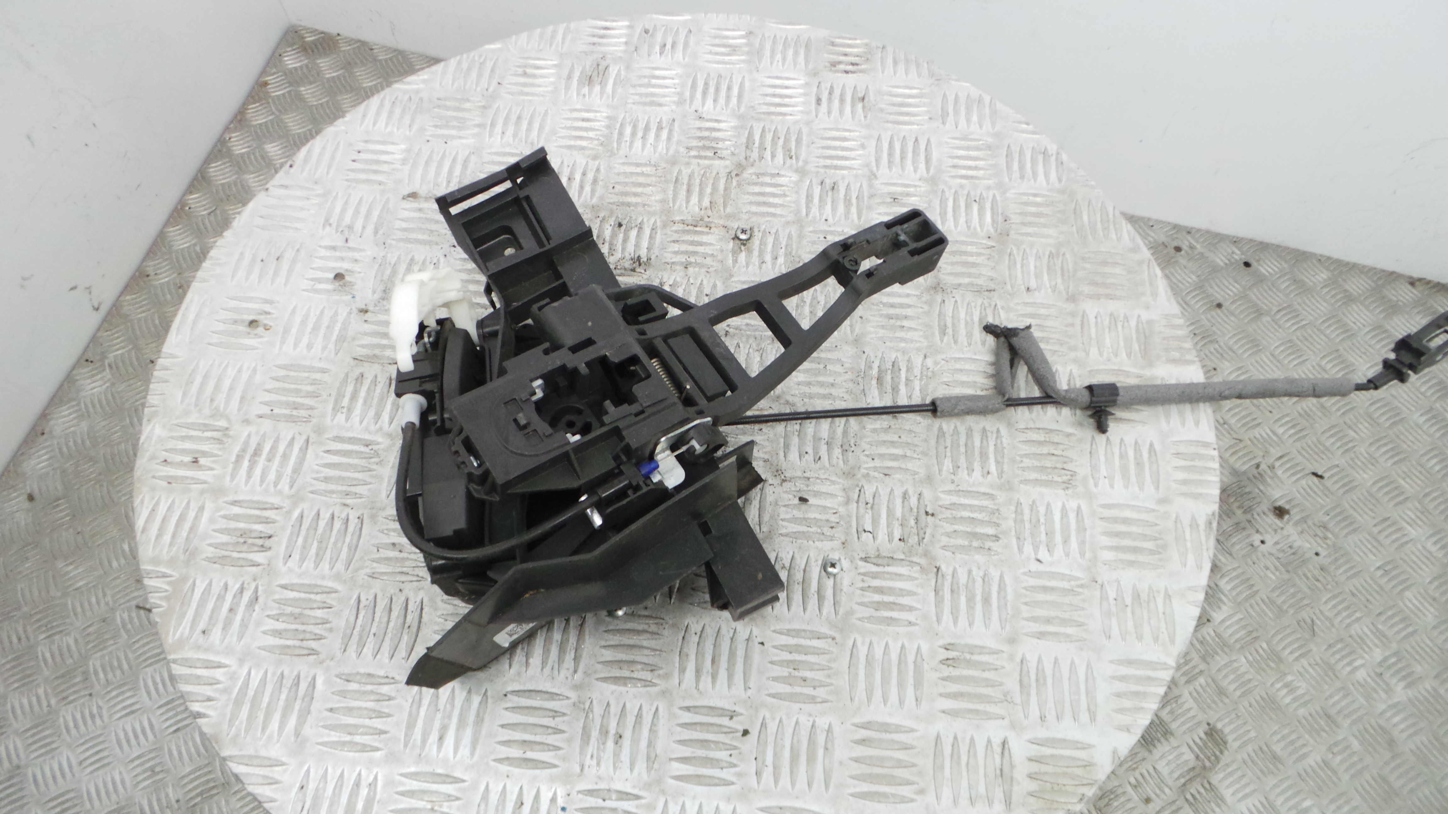 Fecho da Porta Trás Esq BM5A-A26413-AF - FORD FOCUS III-33639725