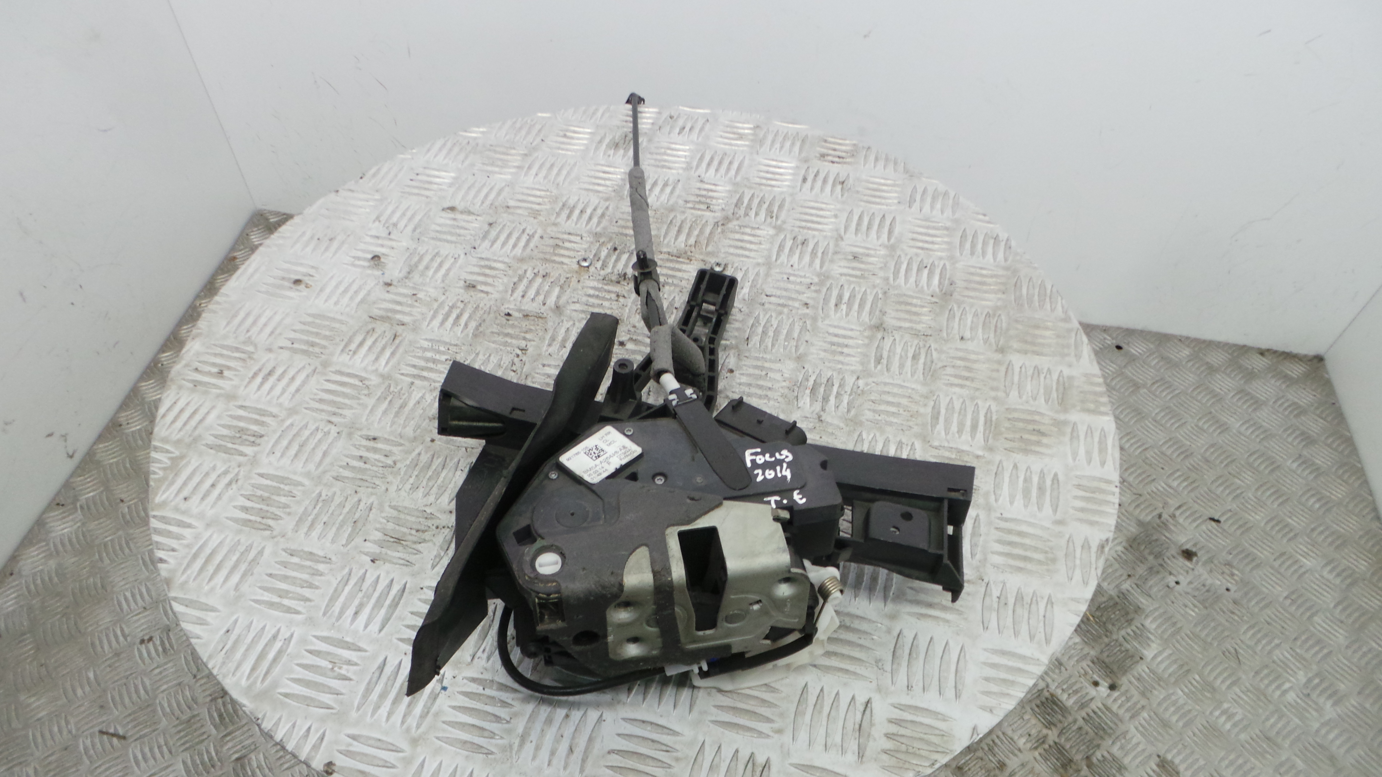 Fecho da Porta Trás Esq BM5A-A26413-AF - FORD FOCUS III-33639725