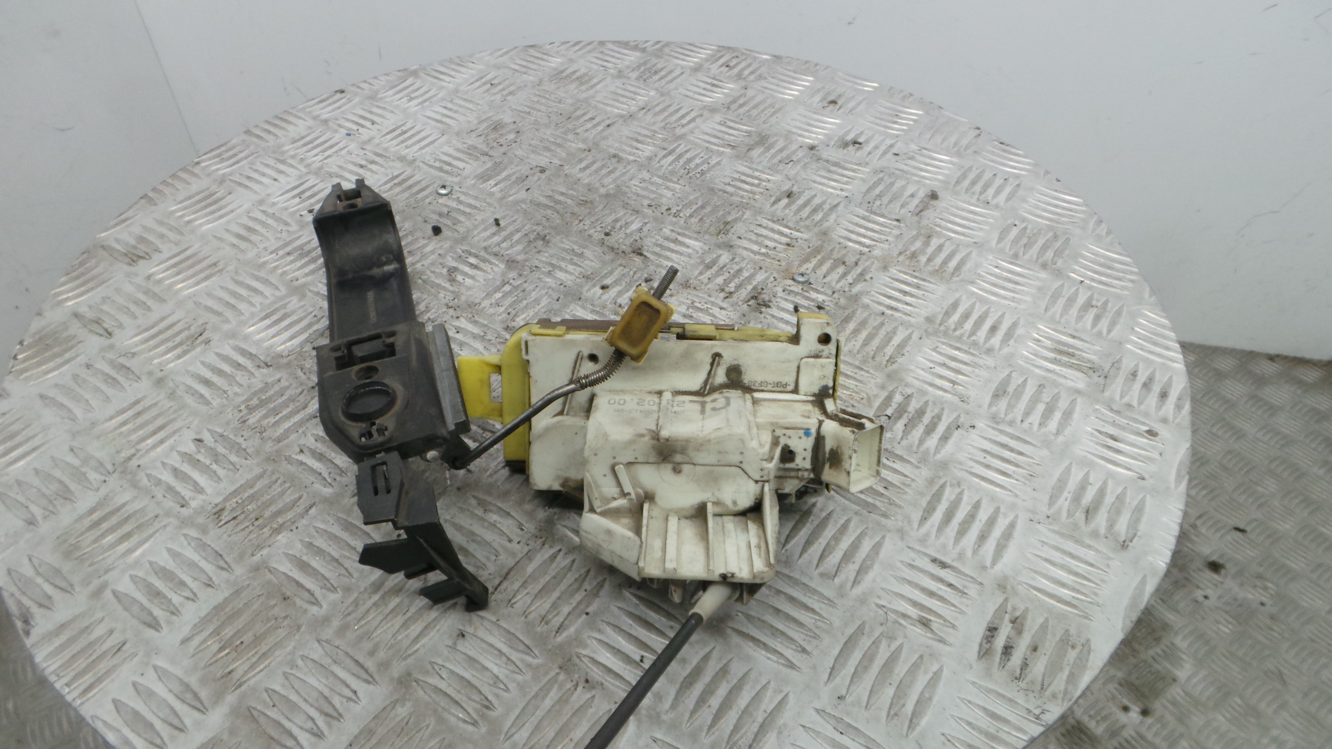 Fecho da Porta Trás Esq XS41-A26413-BH - FORD FOCUS I (DAW, DBW)-33639782