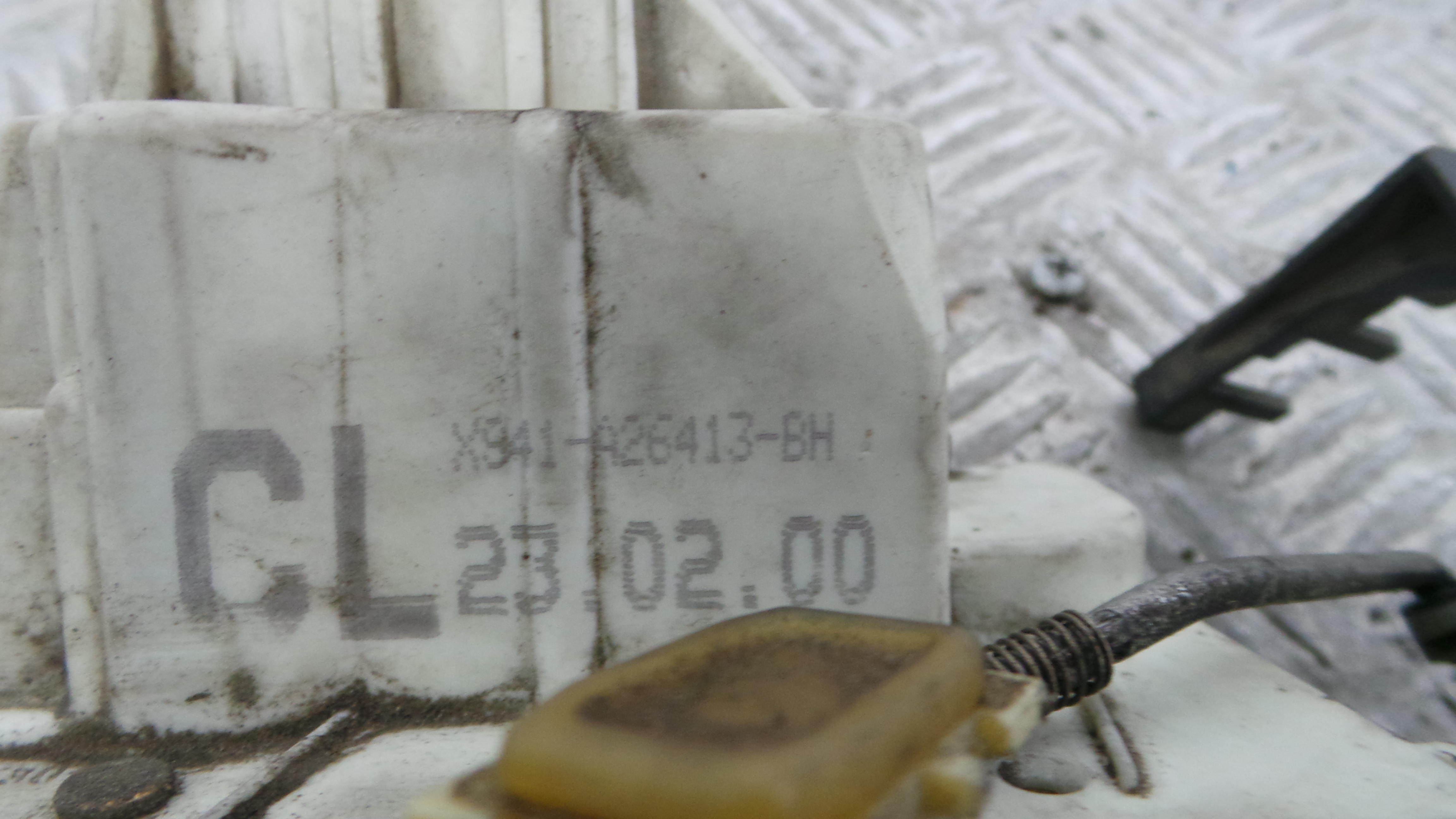 Fecho da Porta Trás Esq XS41-A26413-BH - FORD FOCUS I (DAW, DBW)-33639782