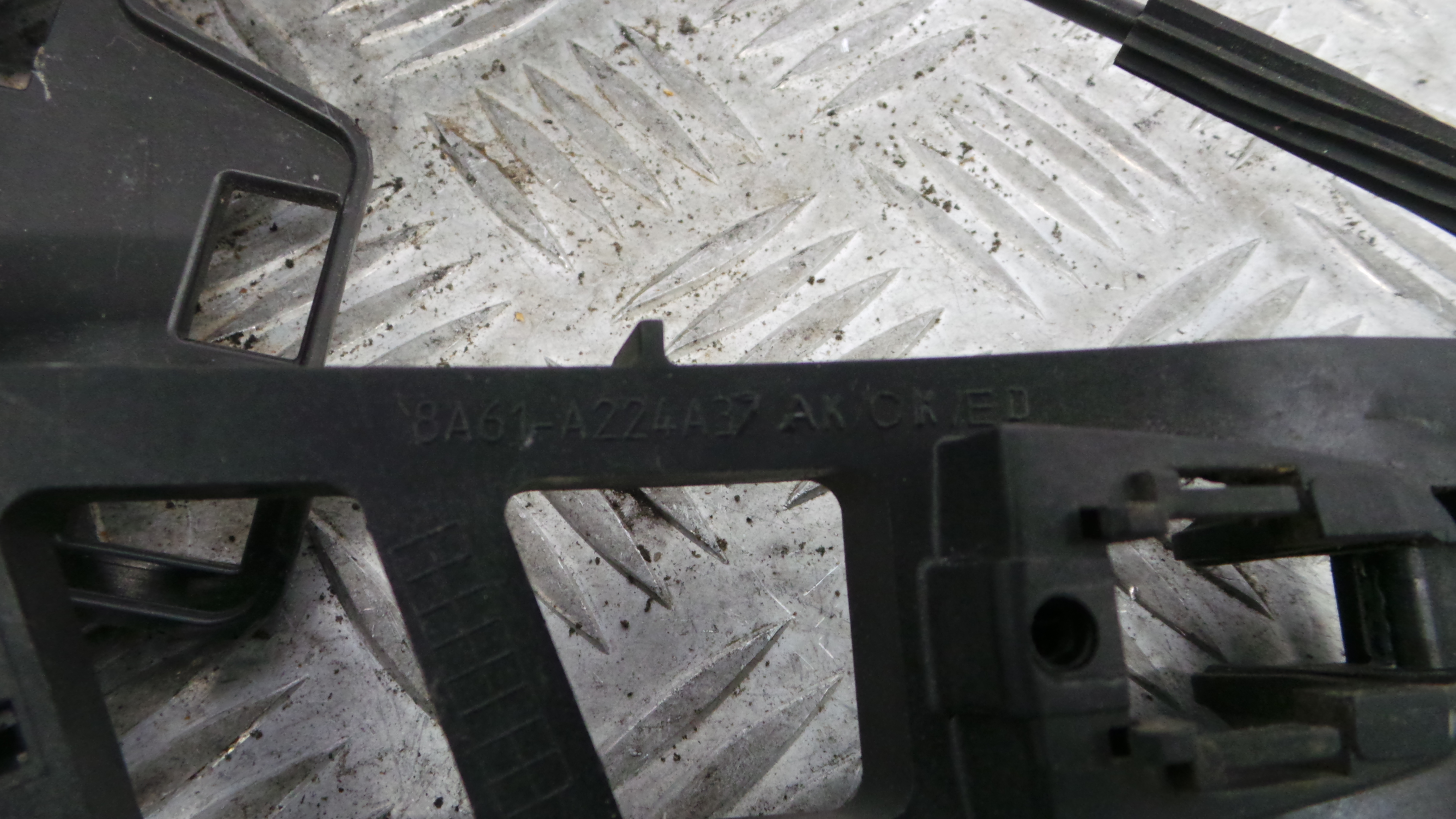 Fecho da Porta Frente Esq 8A6A-A21813-AF - FORD FIESTA VI (CB1, CCN)-33639788