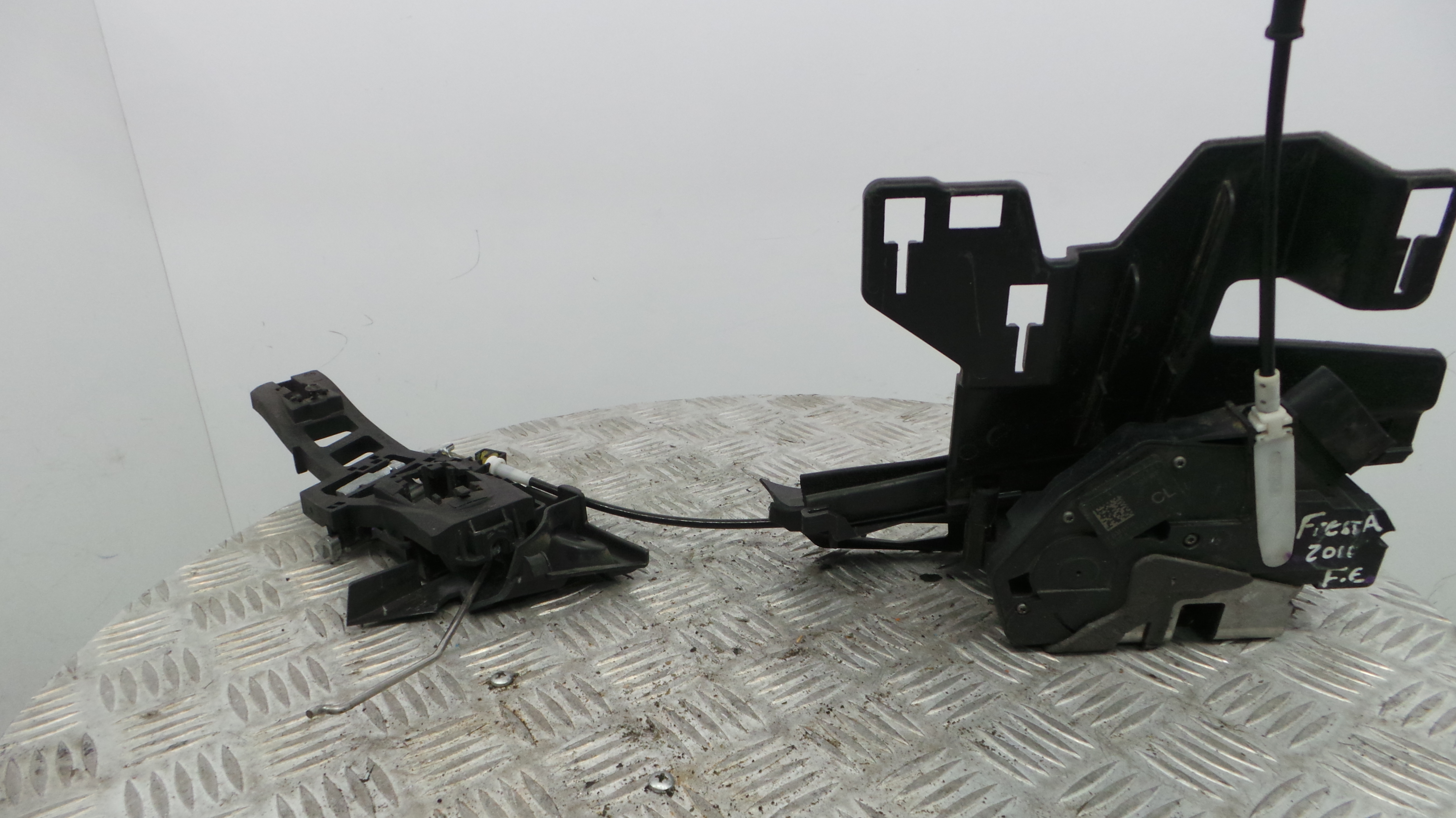 Fecho da Porta Frente Esq 8A6A-A21813-AG - FORD FIESTA VI (CB1, CCN)-33639831
