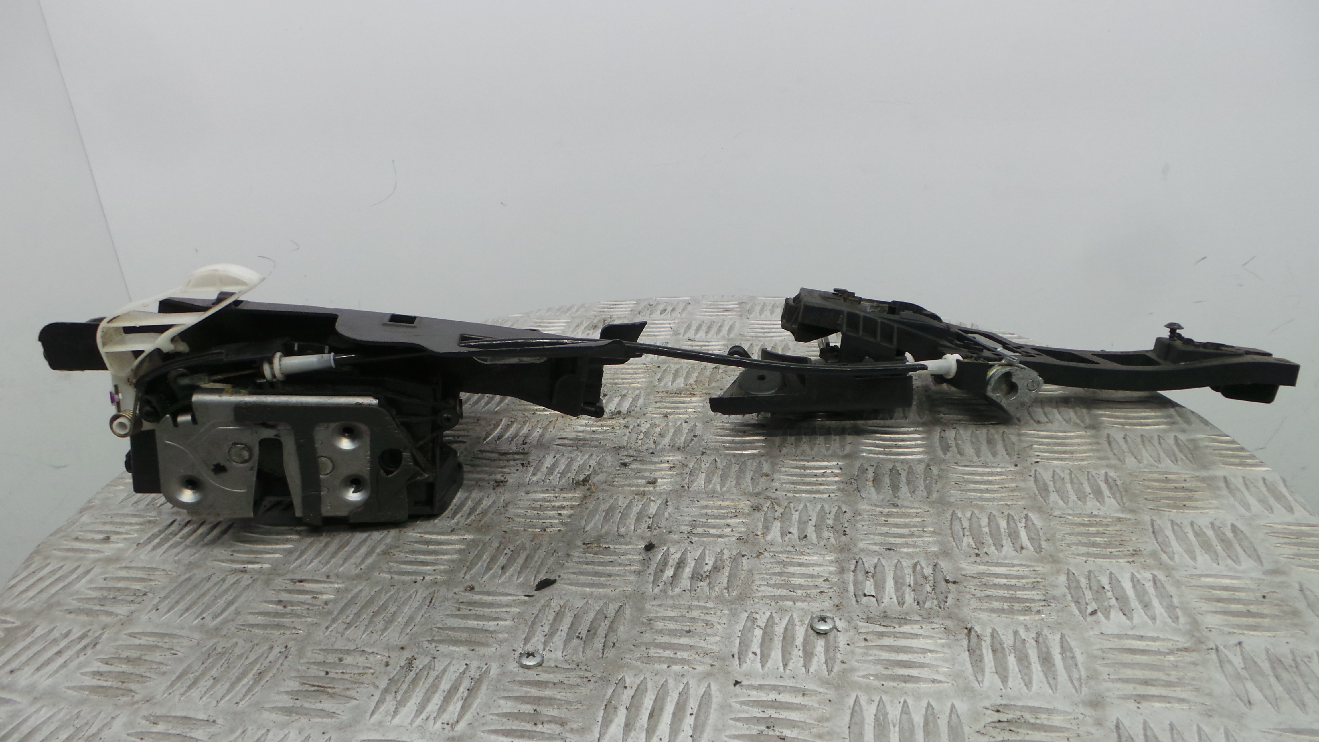 Fecho da Porta Frente Esq 8A6A-A21813-AG - FORD FIESTA VI (CB1, CCN)-33639831