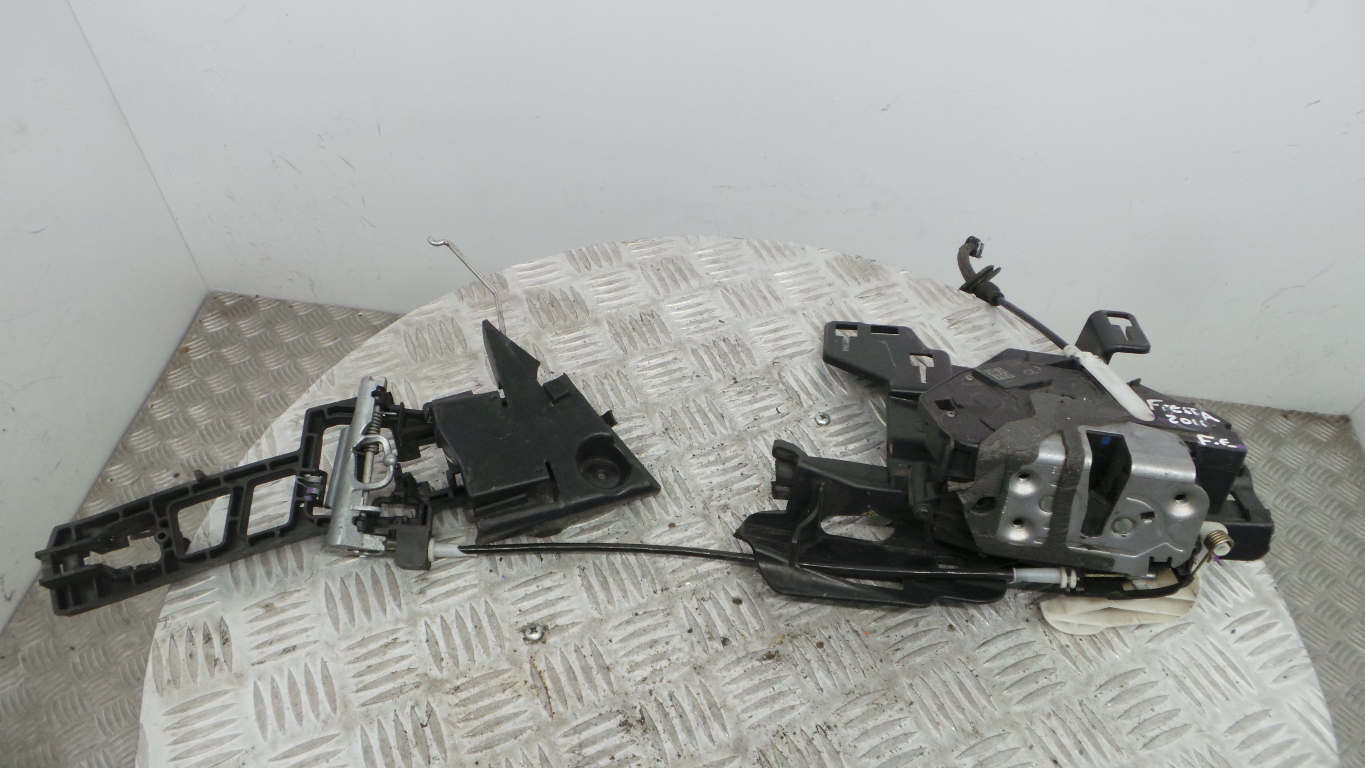 Fecho da Porta Frente Esq 8A6A-A21813-AG - FORD FIESTA VI (CB1, CCN)-33639831