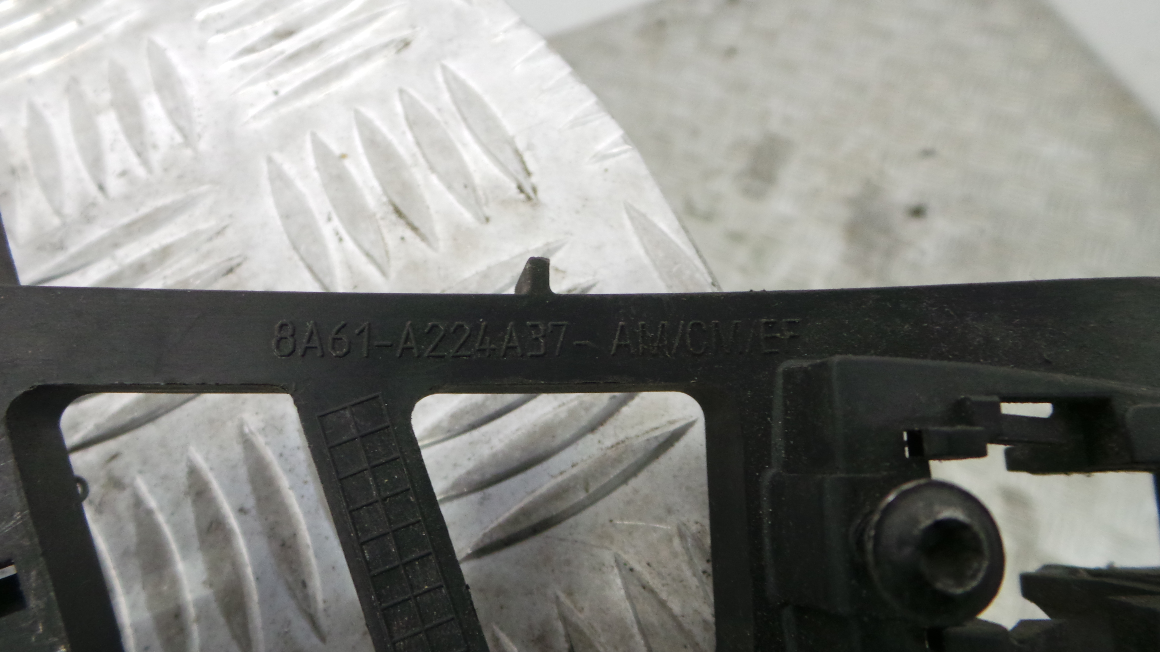 Fecho da Porta Frente Esq 8A6A-A21813-AG - FORD FIESTA VI (CB1, CCN)-33639831