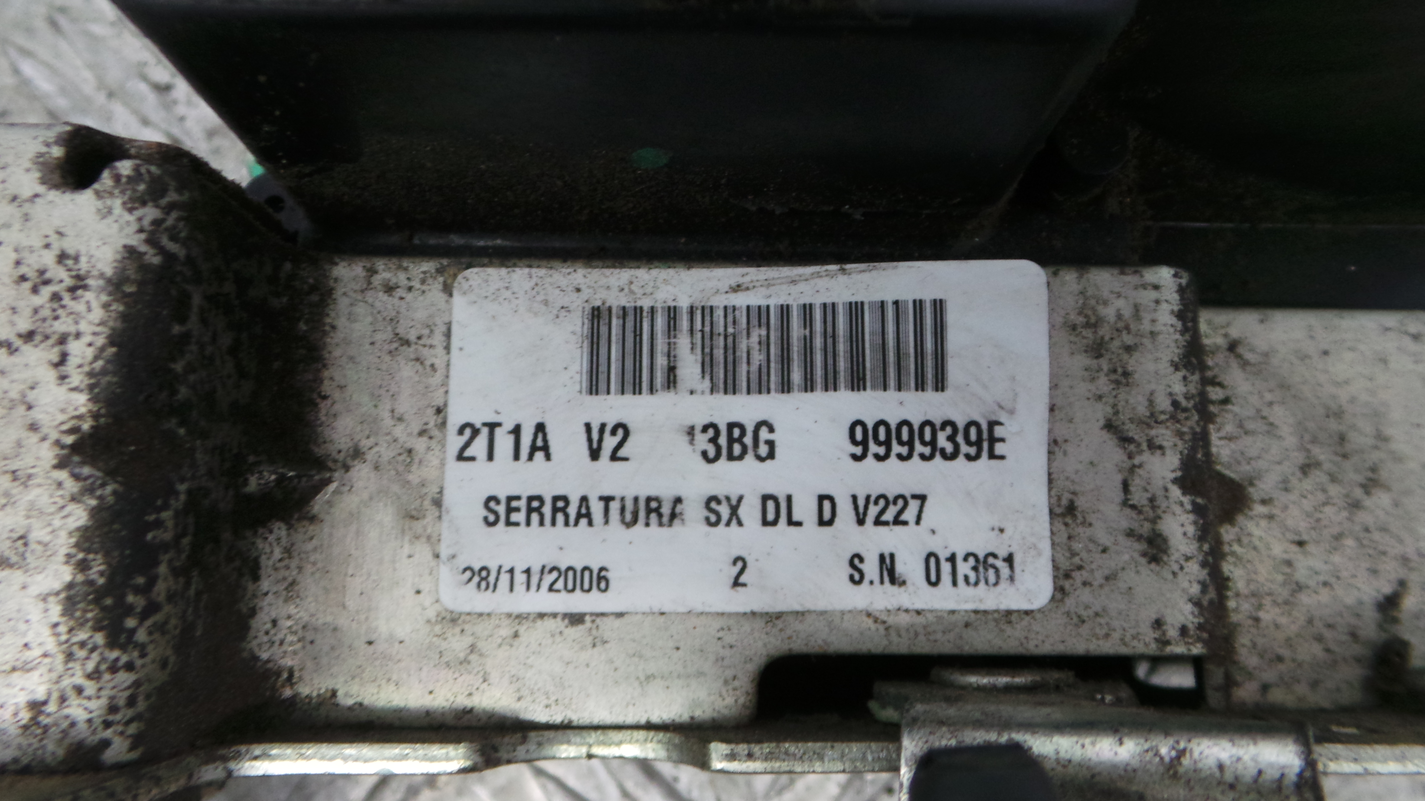 Fecho da Porta Frente Esq 2T1A-V21813-BG - FORD TOURNEO CONNECT-33639844