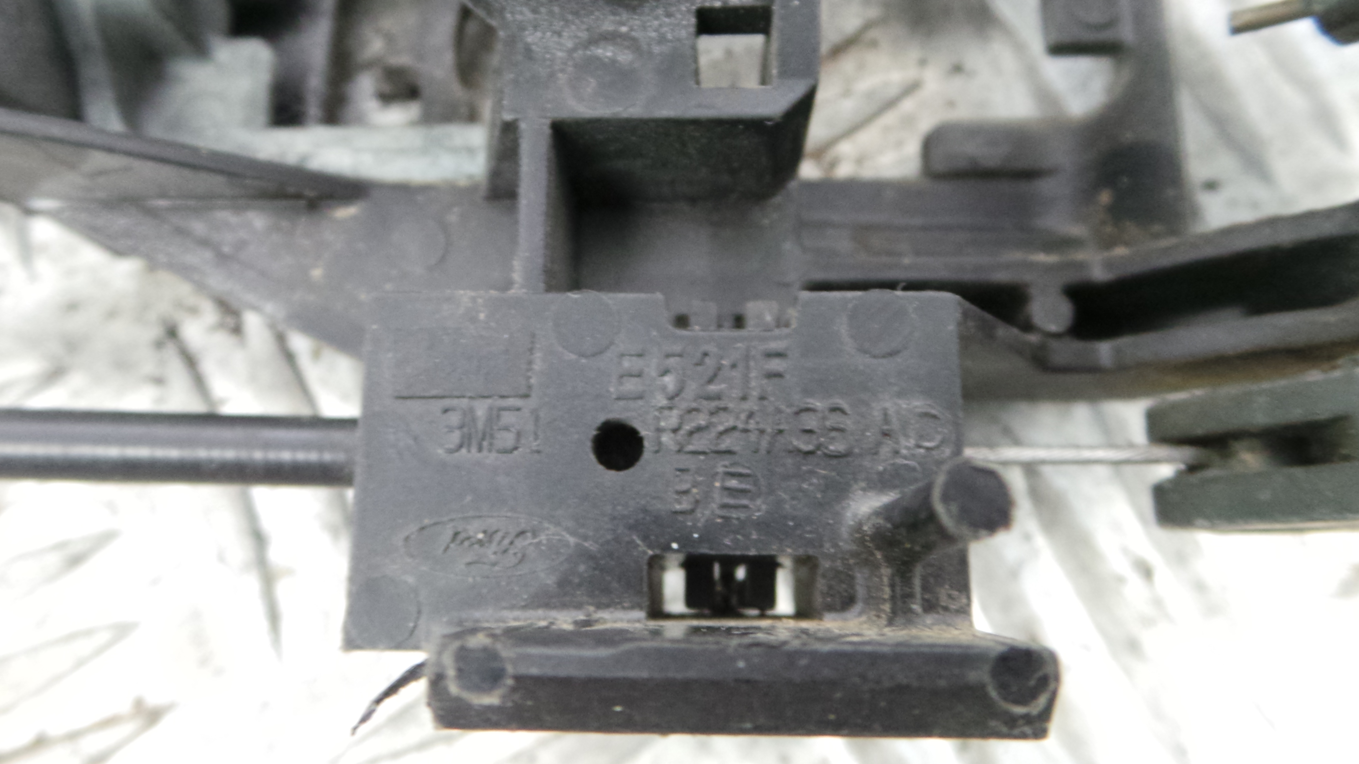 Fecho da Porta Frente Esq 3M5A-H21813-ER - FORD FOCUS II (DA_, HCP, DP)-33639878