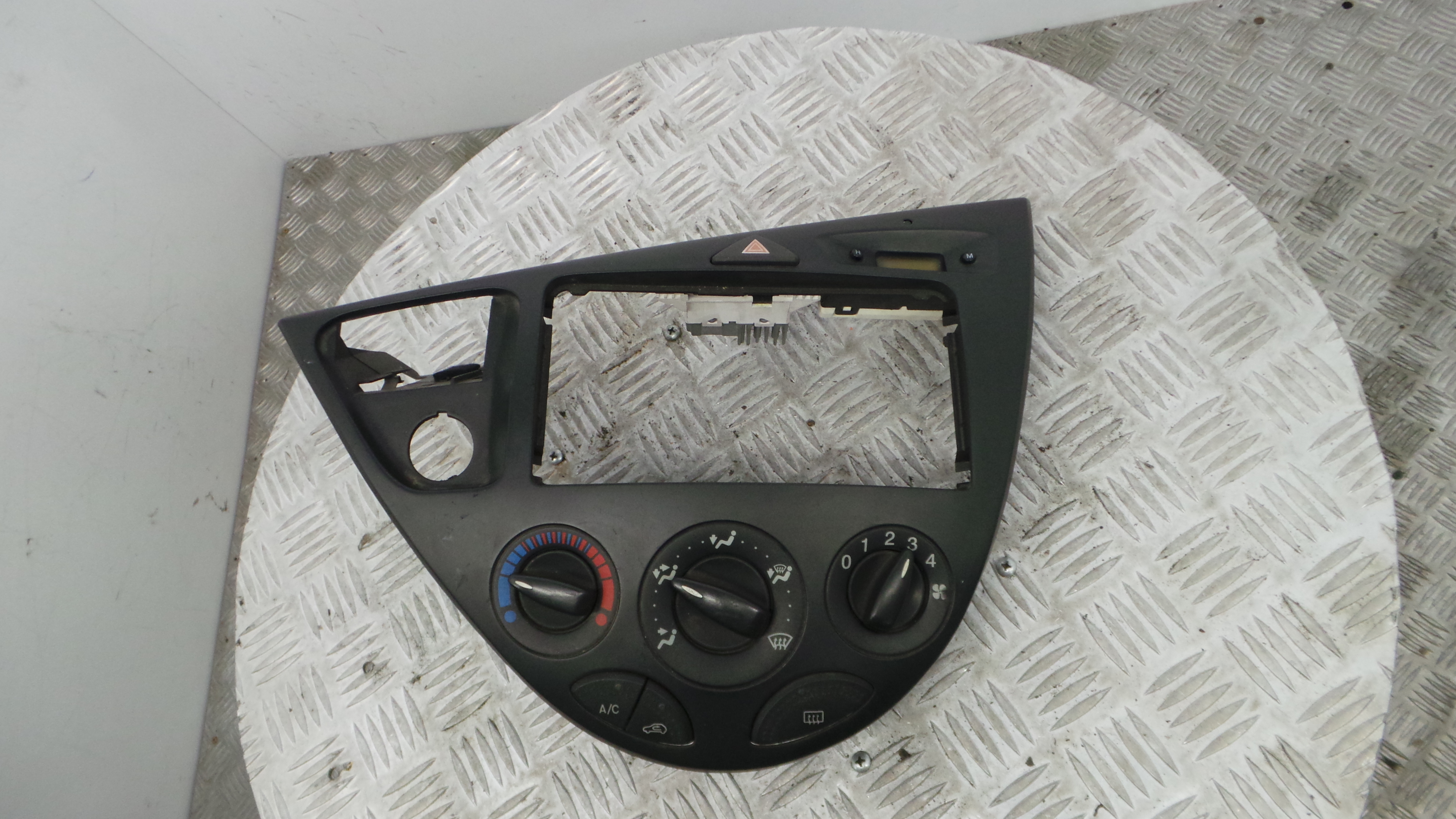 Comando da Sofagem / Climatronic 98AB-18C419-AF - FORD FOCUS I (DAW, DBW)-33640333