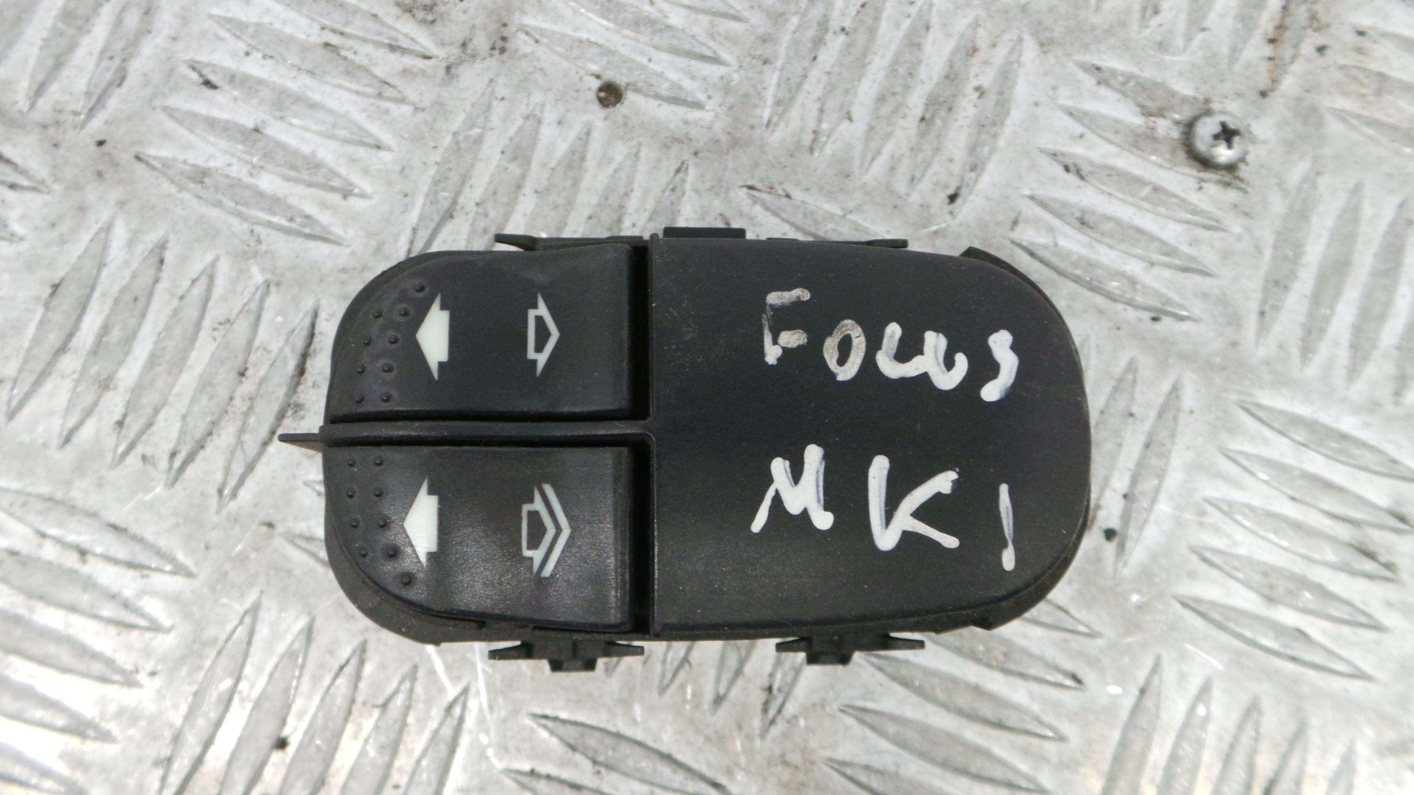 Interruptor / Comando Elevador Vidro Frente Esq 98AG-14529-AC - FORD FOCUS I (DAW, DBW)-33641892 Interruptor / Comando Elevador Vidro Frente Esq 98AG-14529-AC - FORD FOCUS I (DAW, DBW)-33641892