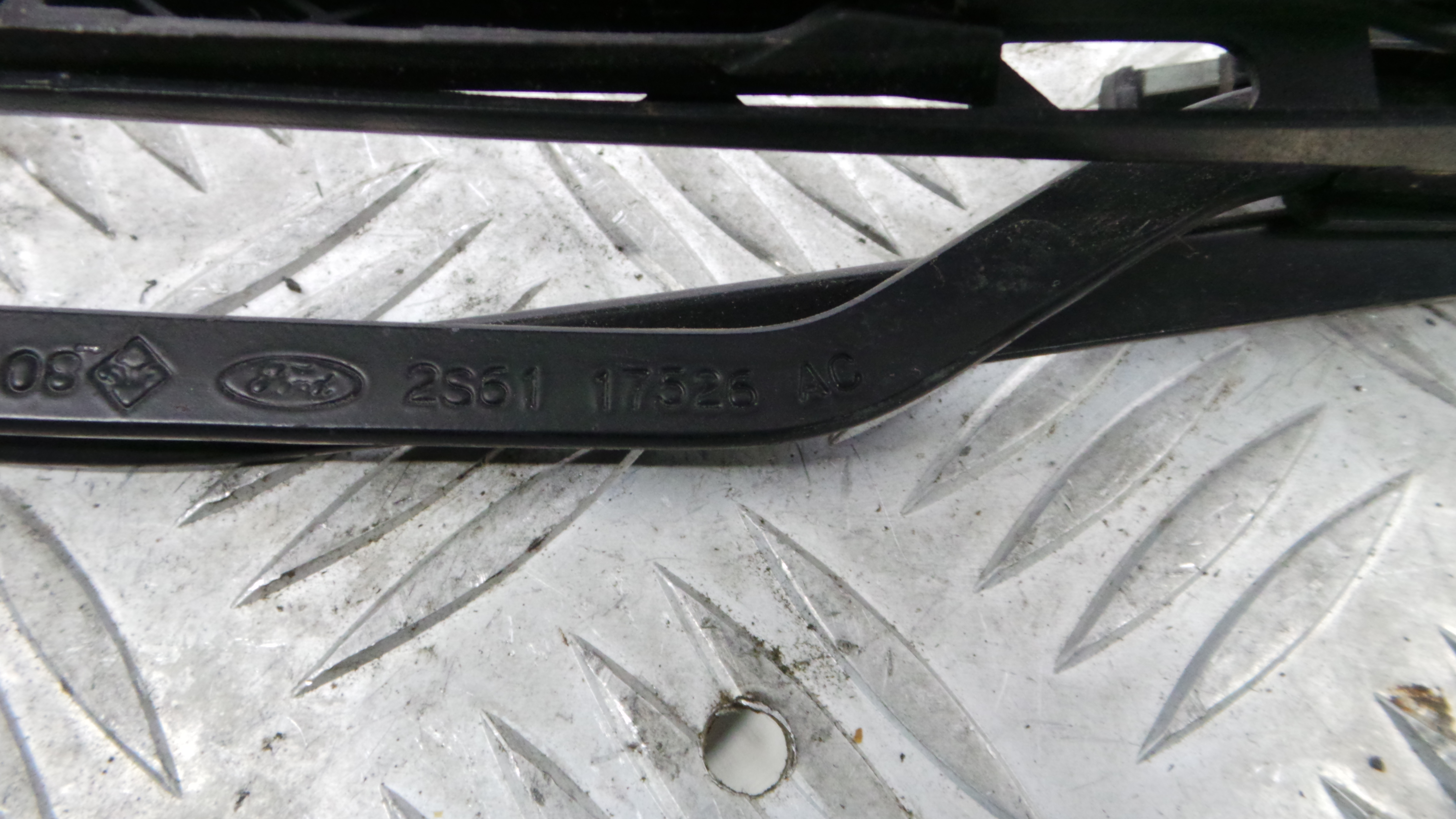 Braço Do Limpa-vidros 2S61-17526-AC - FORD FIESTA VI (CB1, CCN)-33643298