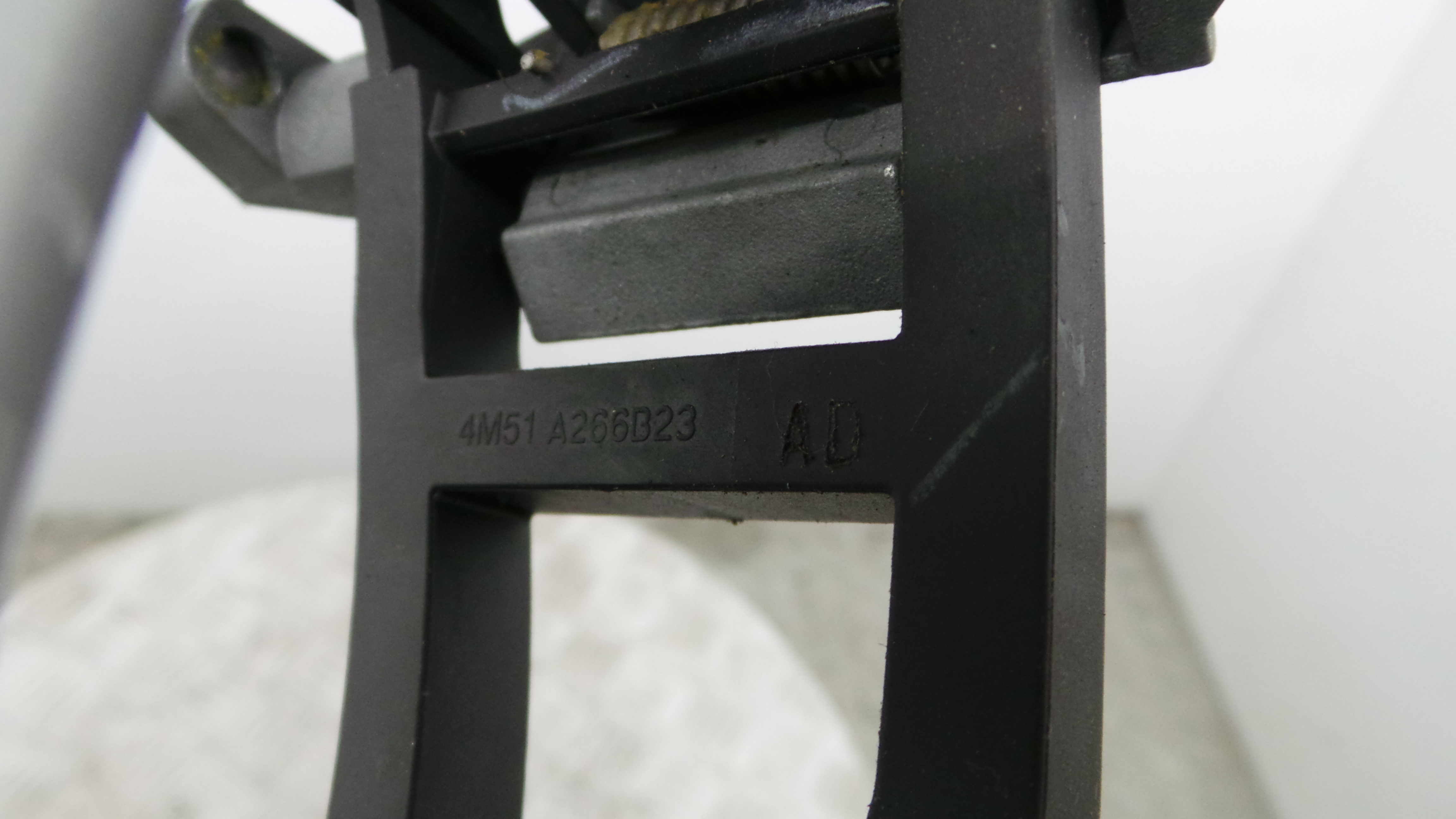 Puxador Exterior Trás esquerdo 4M51-A226B23-AD - FORD FOCUS III-33644365