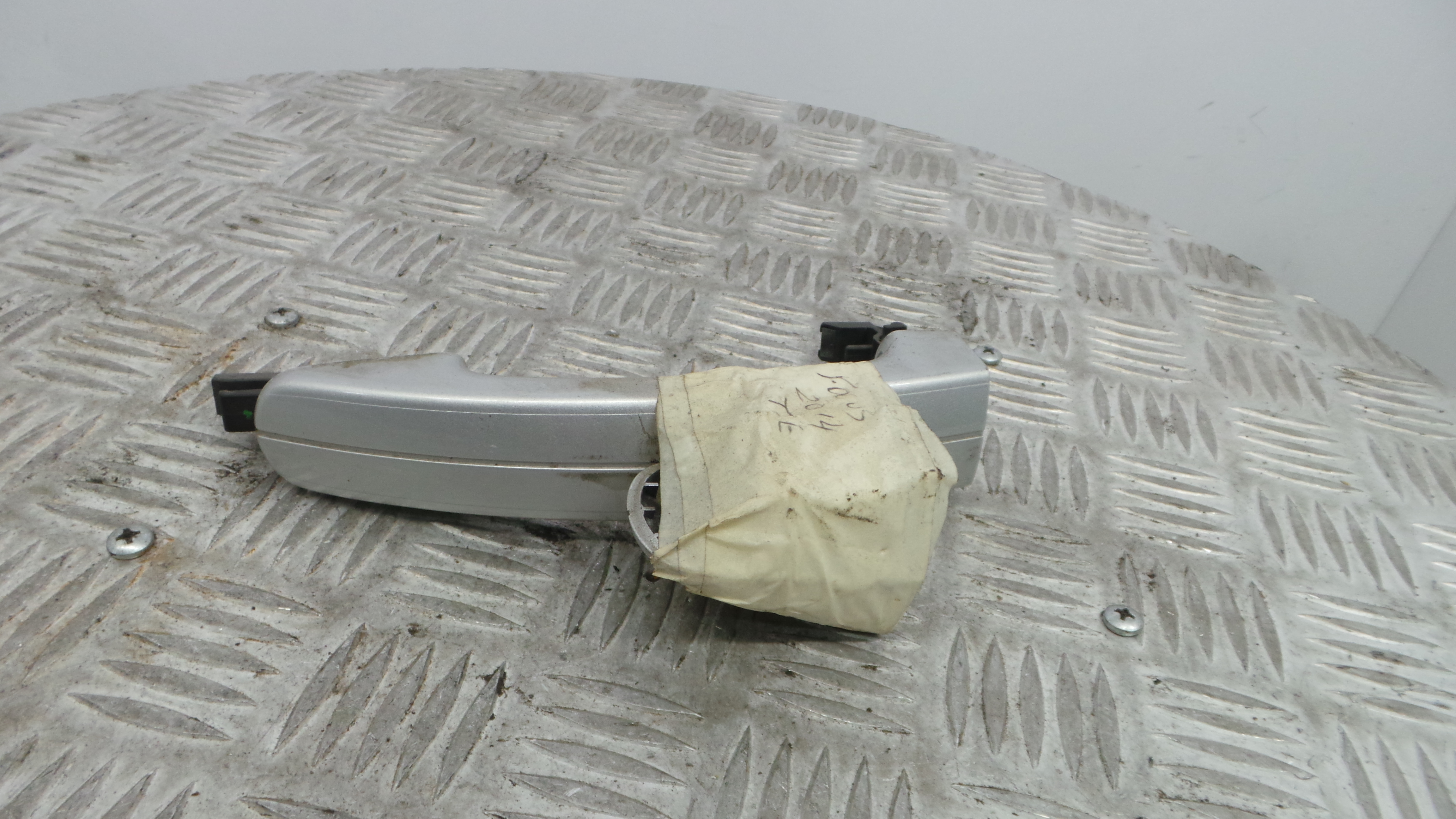Puxador Exterior Trás esquerdo AM51-U22404-CAW - FORD FOCUS III-33644377