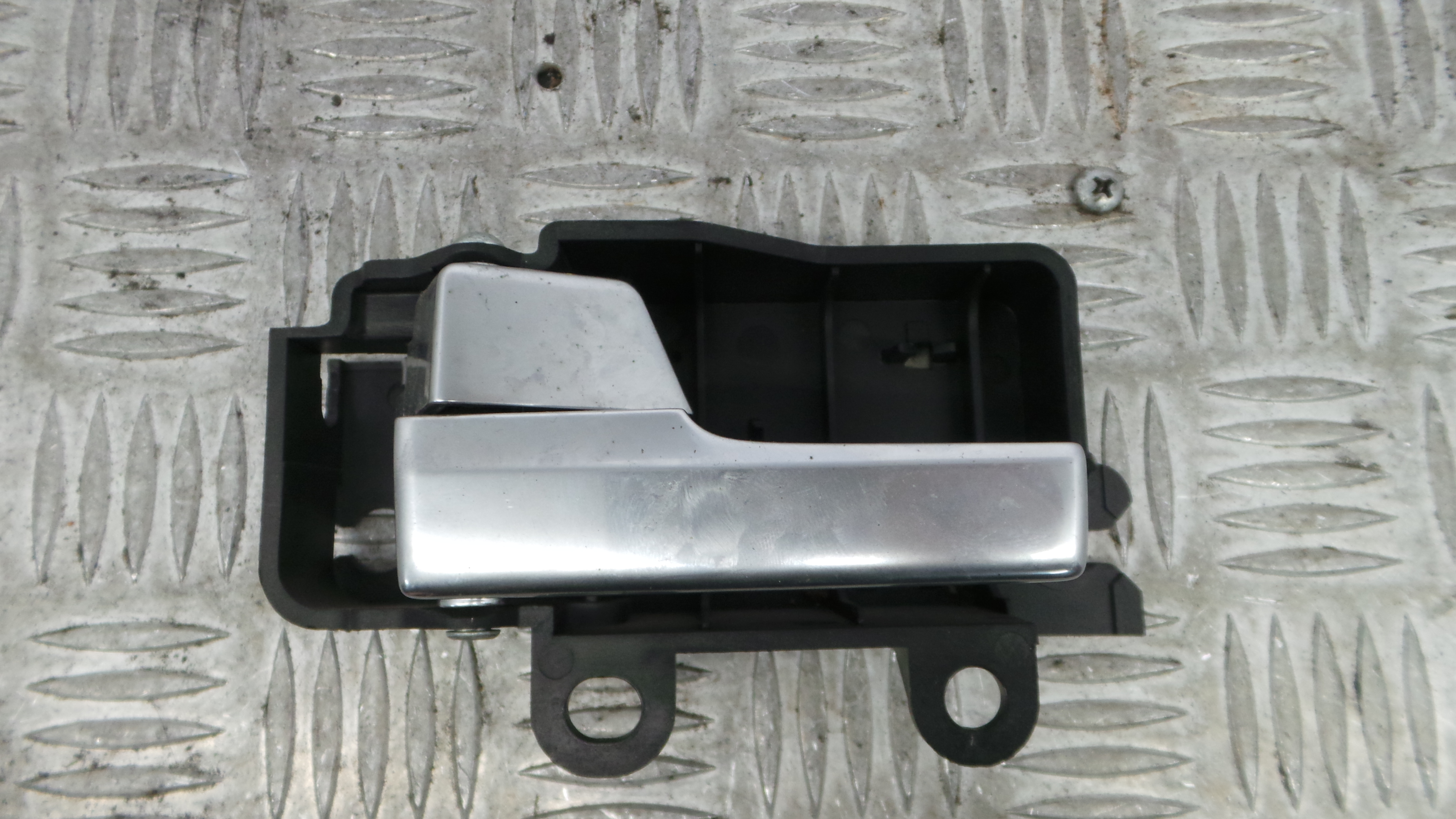 Puxador Interior Traseiro Esquerdo  8M51-R22601-AA - FORD FOCUS III-33644588