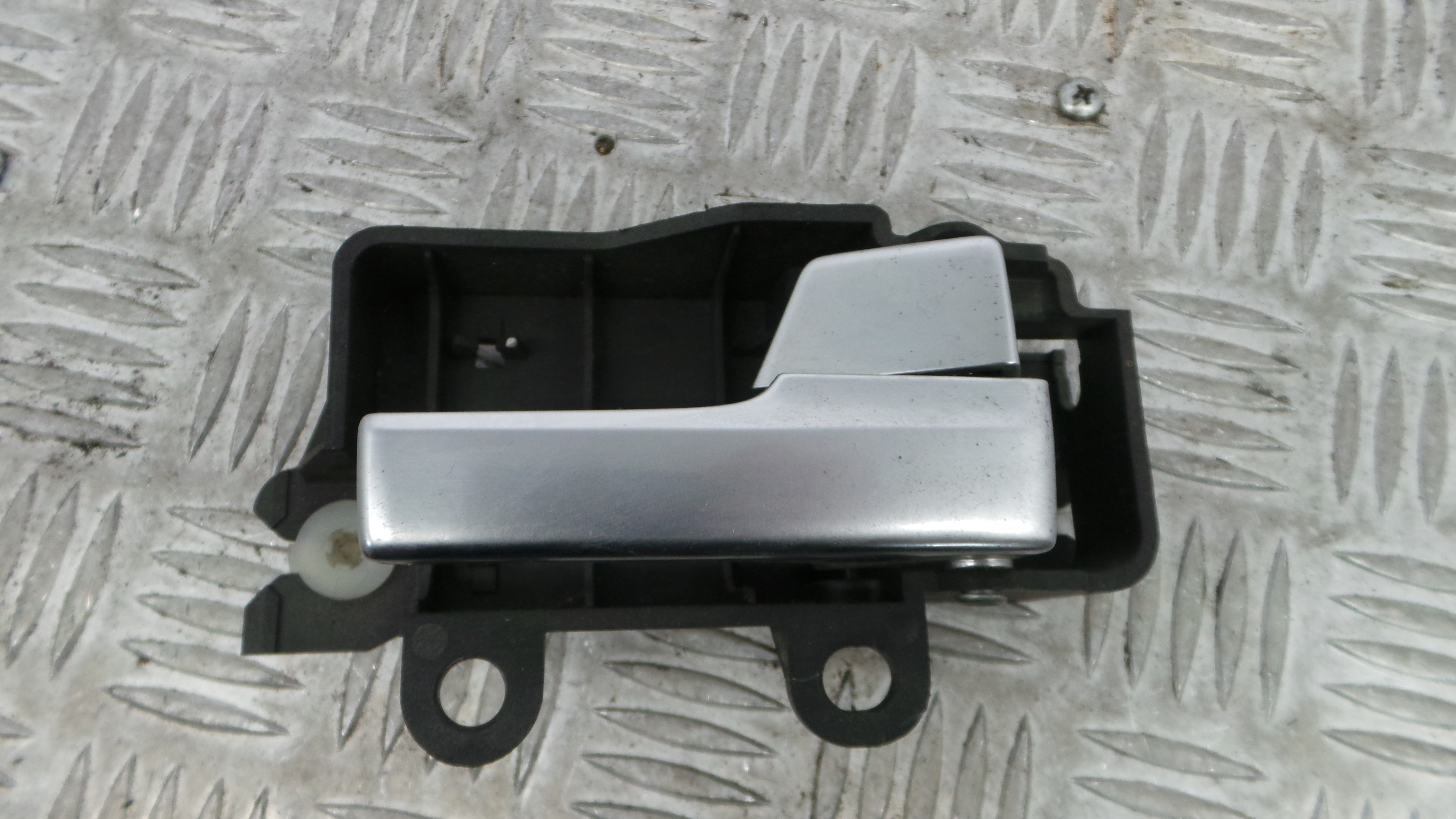 Puxador Interior Frente Esquerdo 8M51-R22600-AA - FORD FOCUS II (DA_, HCP, DP)-33644714 Puxador Interior Frente Esquerdo 8M51-R22600-AA - FORD FOCUS II (DA_, HCP, DP)-33644714