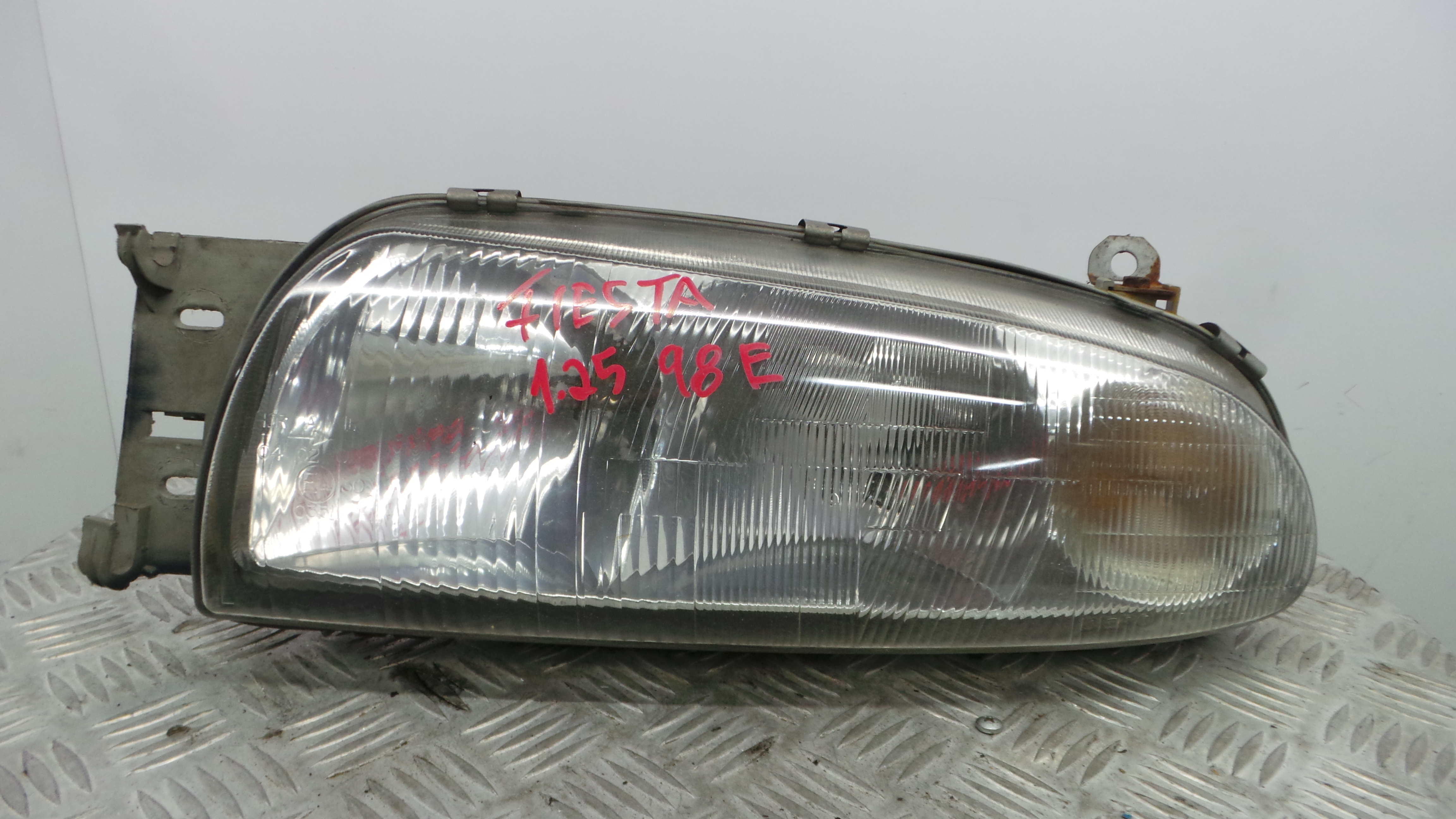 Ótica Esq 084311128 - FORD FIESTA IV (JA_, JB_), FIESTA Mk IV (JA_, JB_)-33645691