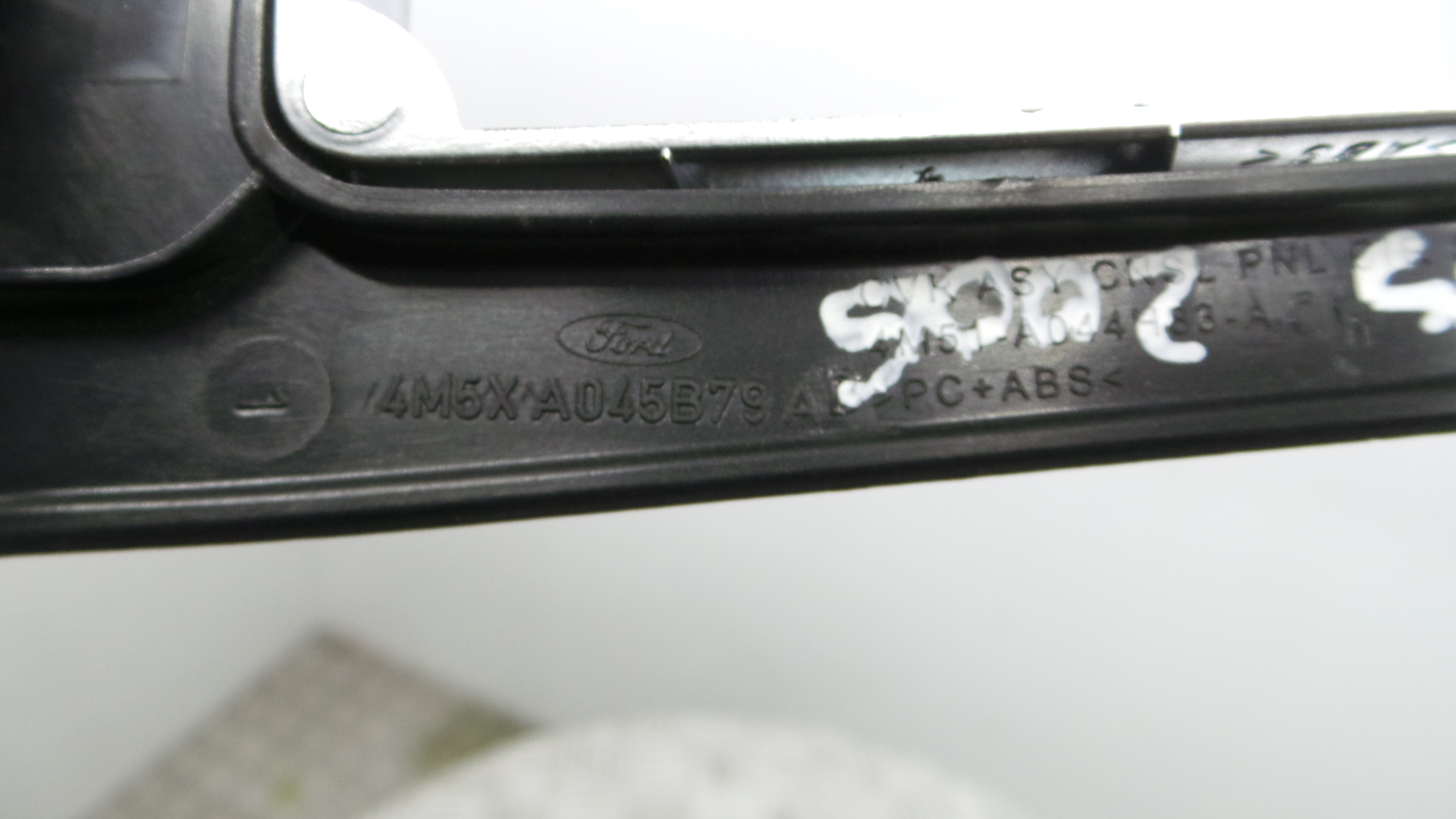 Aro Consola Central 4M5X-A045B79-AB - FORD FOCUS II (DA_, HCP, DP)-33646031