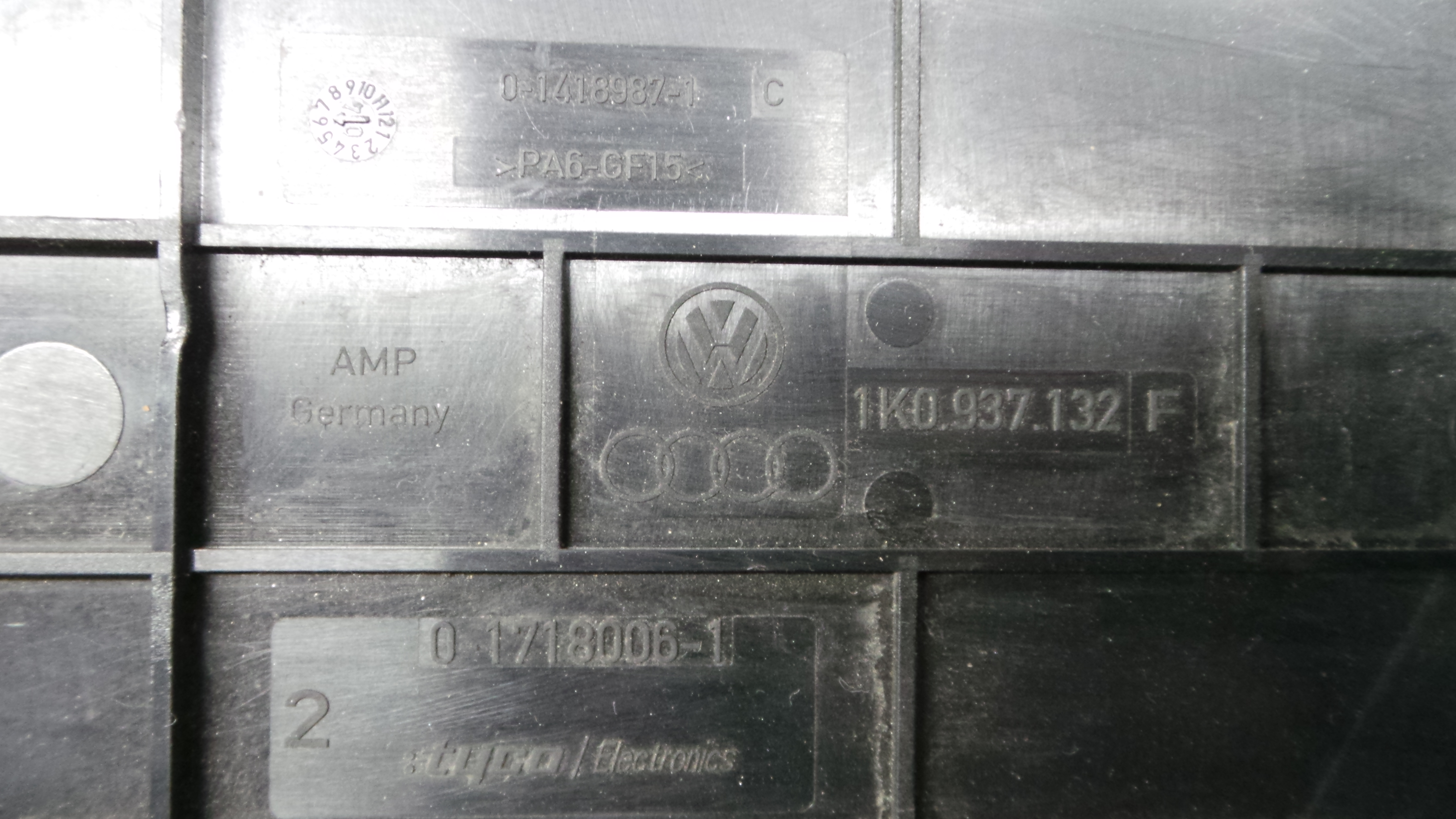 Tampa da Caixa dos Fusíveis 1K0937132F - AUDI A3 (8P1)-33659074