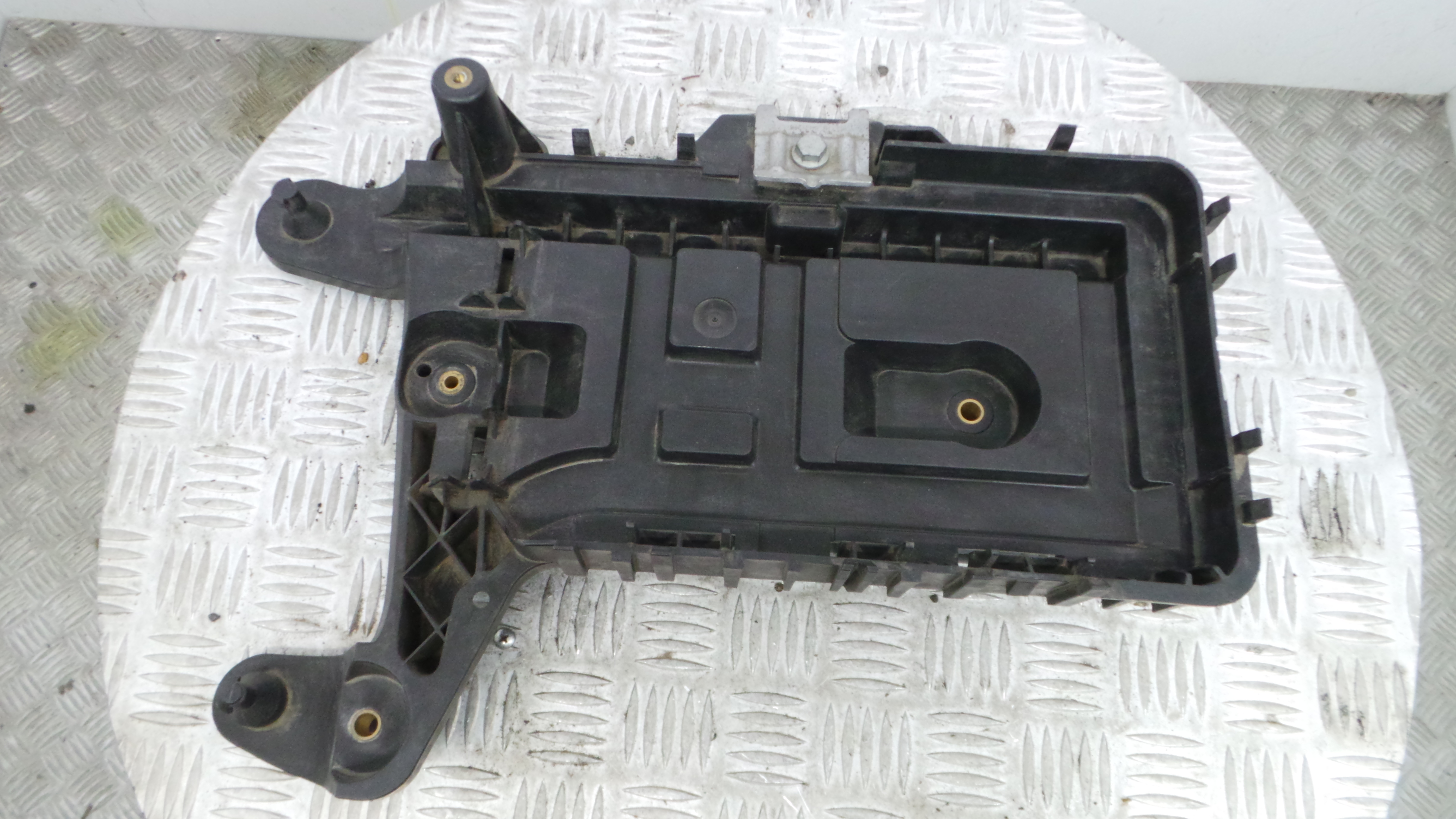Base da Bateria 1K0915333H - VW PASSAT B6 (3C2)-33659249 Base da Bateria 1K0915333H - VW PASSAT B6 (3C2)-33659249