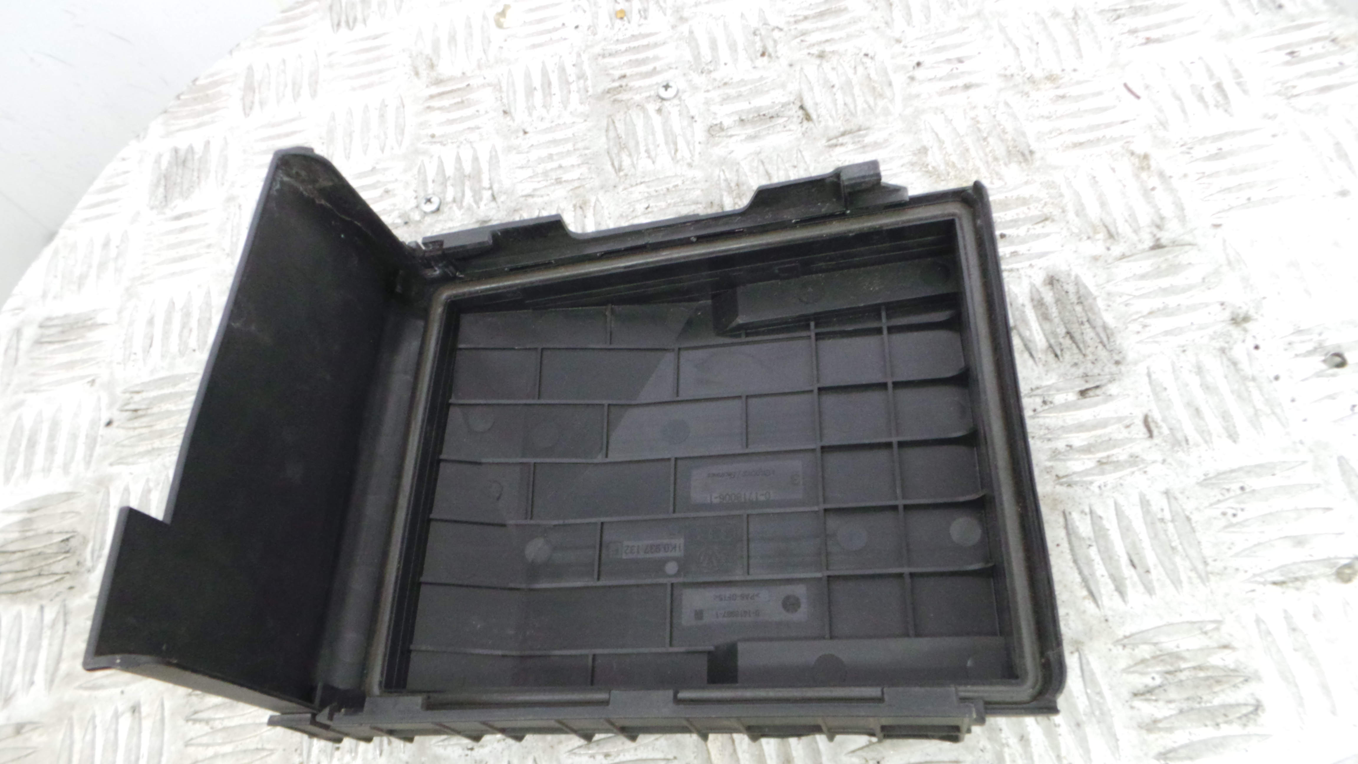 Tampa da Caixa dos Fusíveis 1K0937132F - VW GOLF V (1K1)-34030033