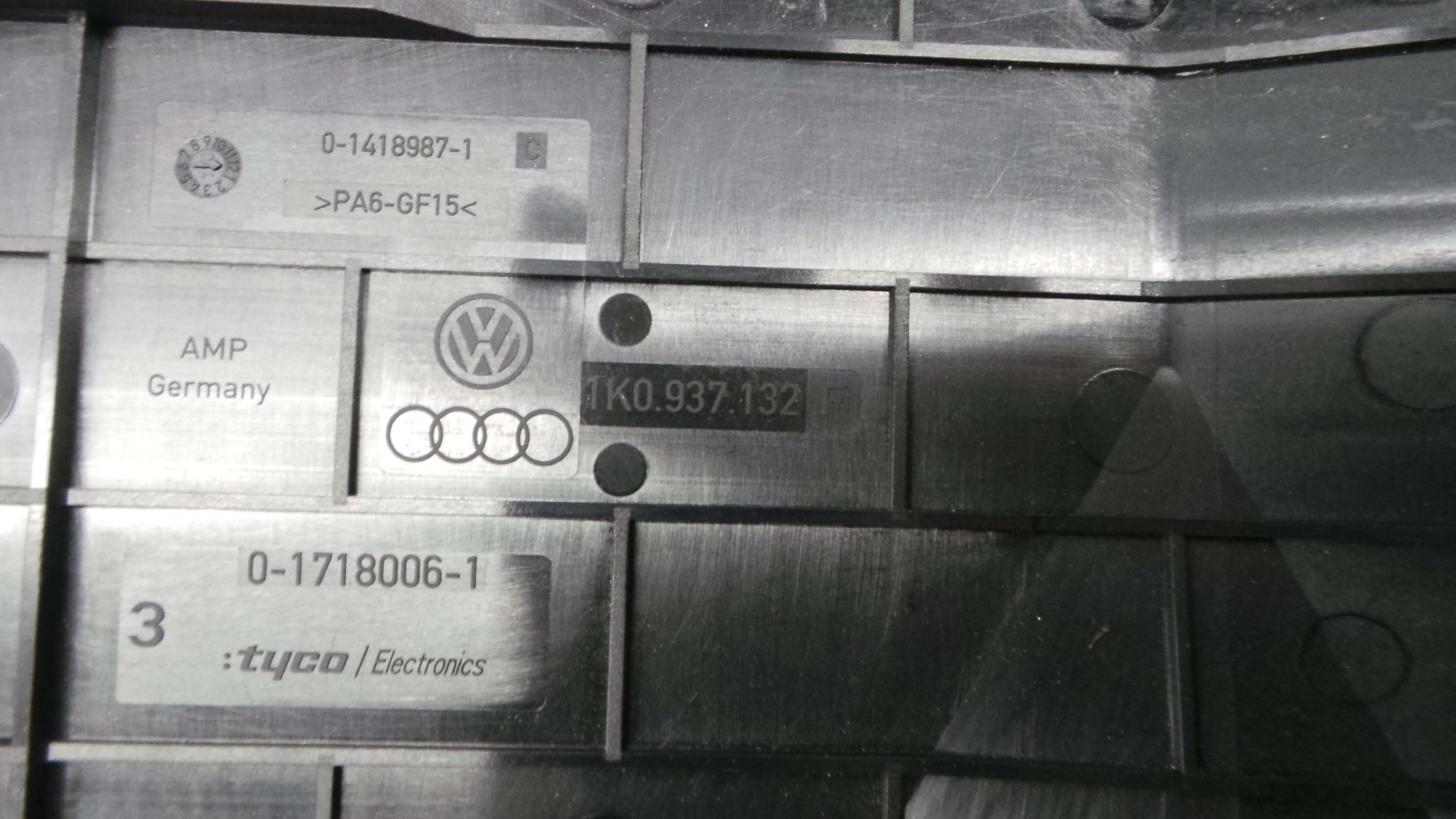 Tampa da Caixa dos Fusíveis 1K0937132F - VW GOLF V (1K1)-34030033