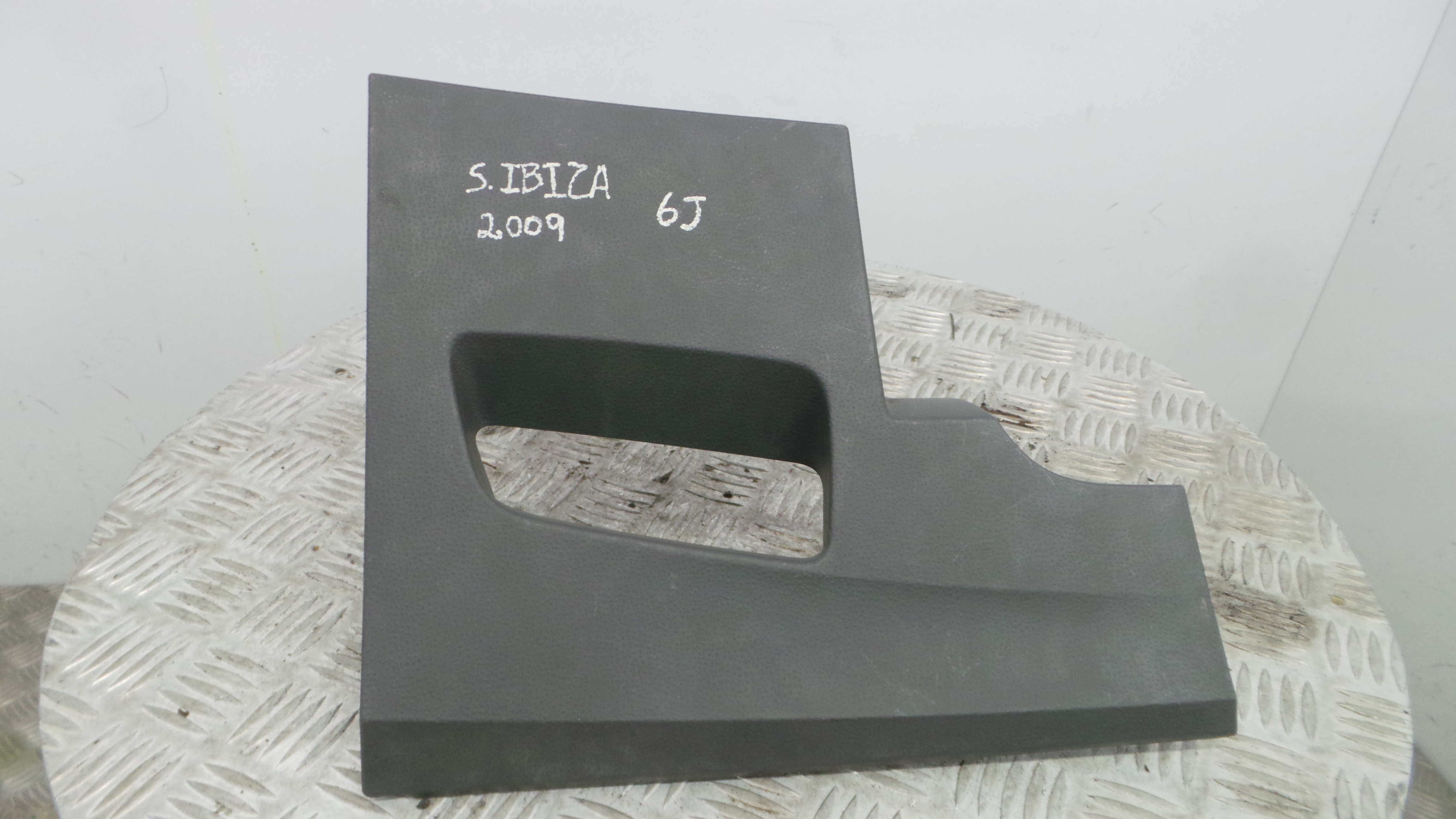 Aro Consola Central 6J1857506 - SEAT IBIZA IV (6J5, 6P1), IBIZA Mk IV (6J5, 6P1)-34919821 Aro Consola Central 6J1857506 - SEAT IBIZA IV (6J5, 6P1), IBIZA Mk IV (6J5, 6P1)-34919821