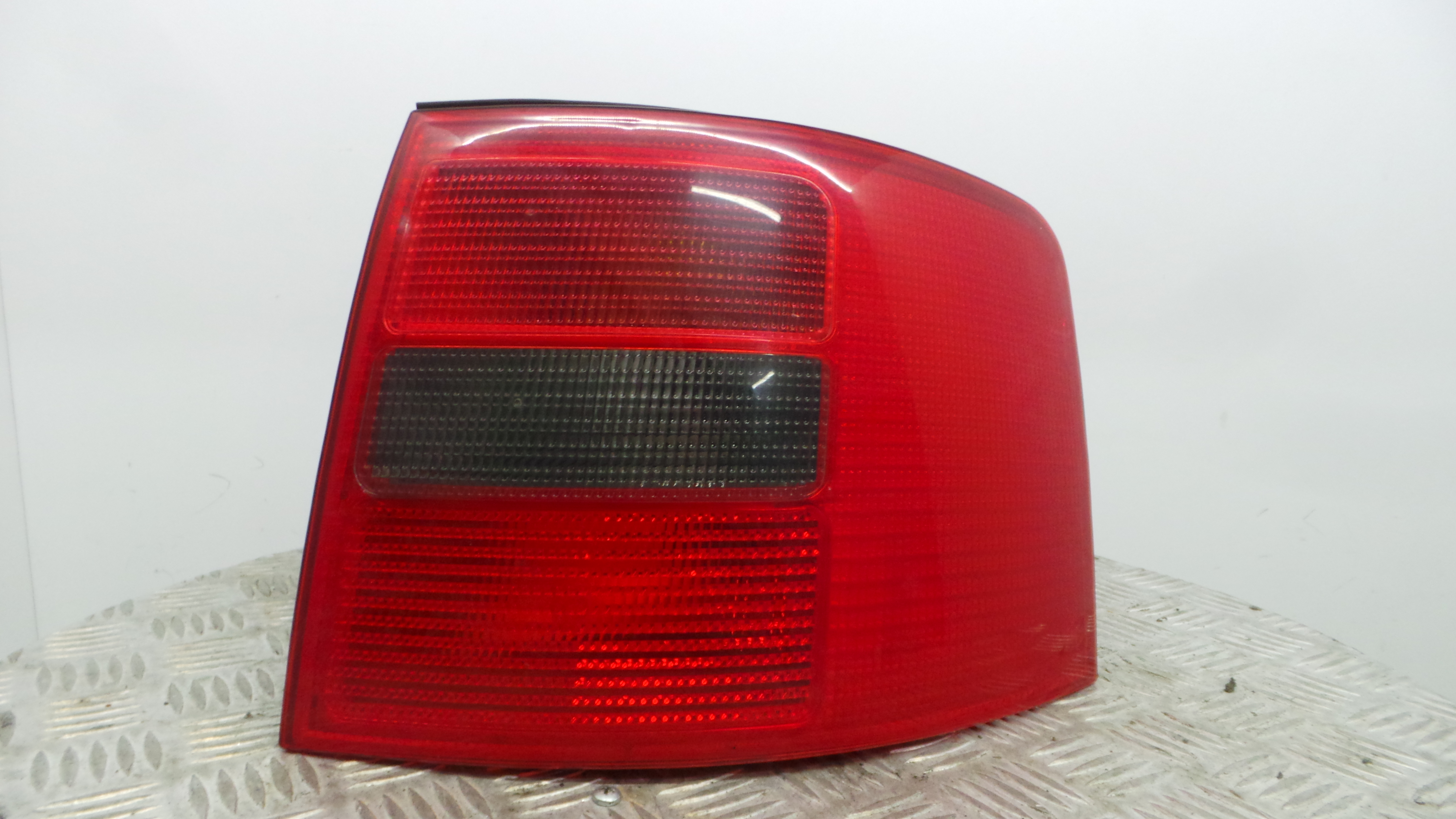 Farolim Stop Dto 4B9945096D - AUDI A6 C5 Avant (4B5)-35188410 Farolim Stop Dto 4B9945096D - AUDI A6 C5 Avant (4B5)-35188410