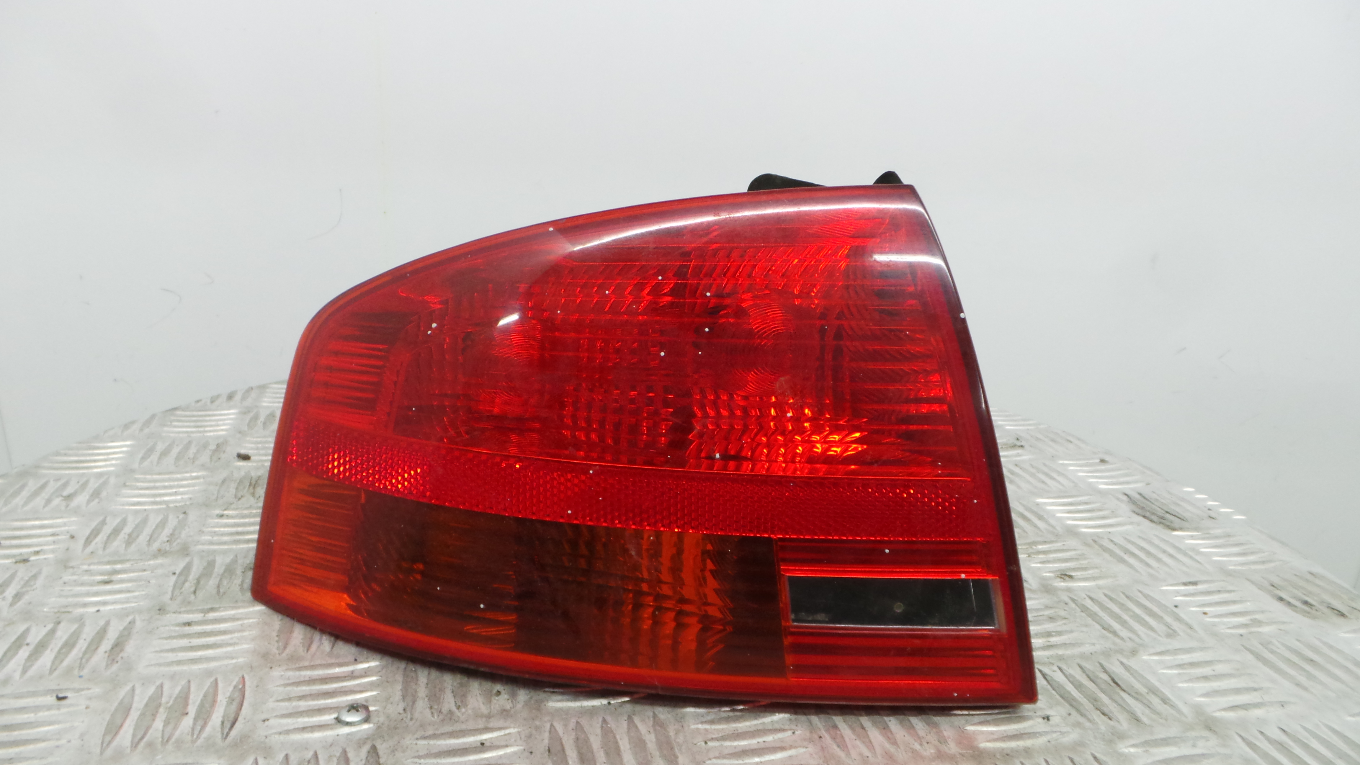 Farolim Stop Esq 8E5945095 - AUDI A4 B7 (8EC)-35189477 Farolim Stop Esq 8E5945095 - AUDI A4 B7 (8EC)-35189477