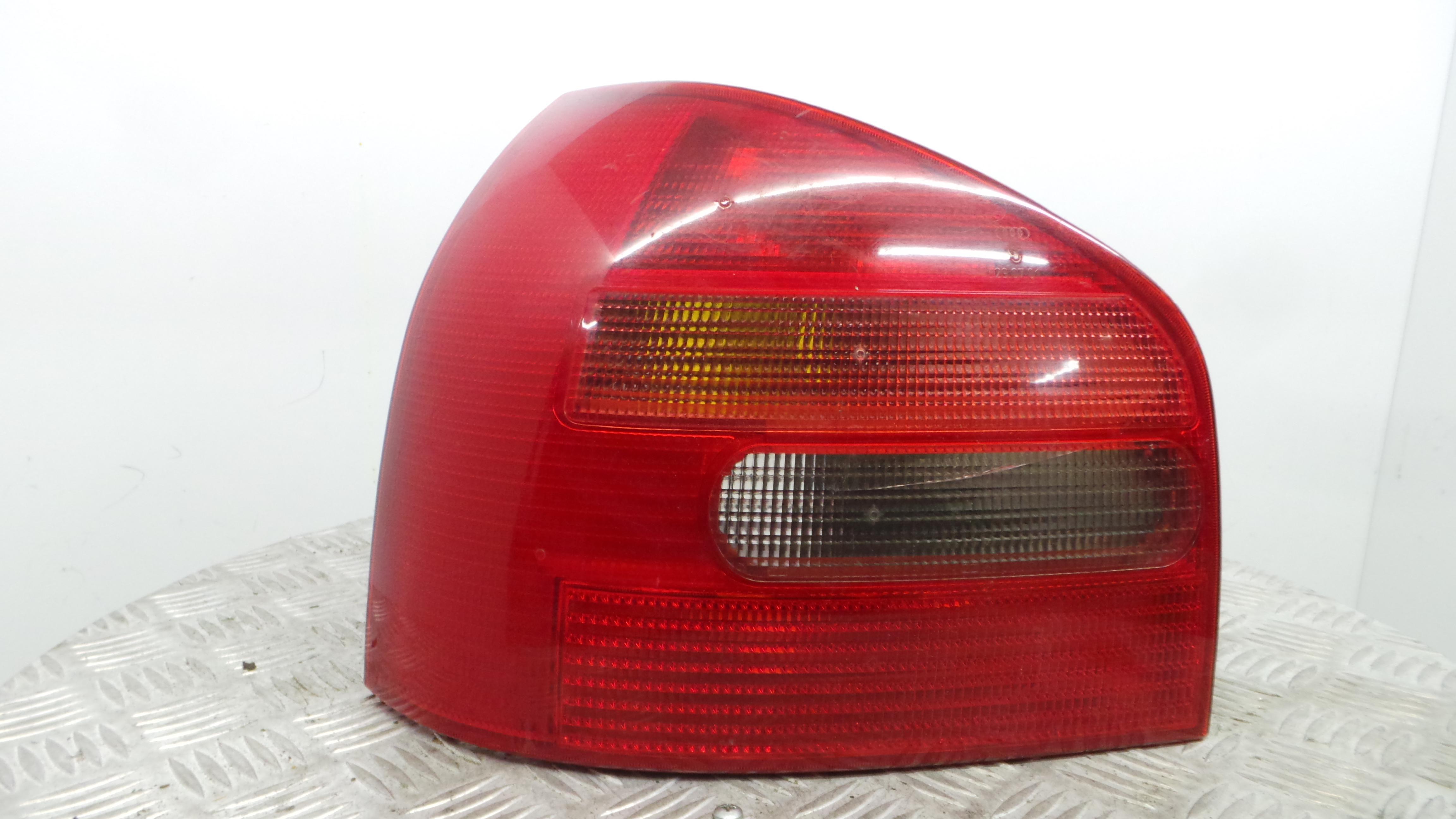 Farolim Stop Esq 8L0945095 - AUDI A3 (8L1)-35189789 Farolim Stop Esq 8L0945095 - AUDI A3 (8L1)-35189789