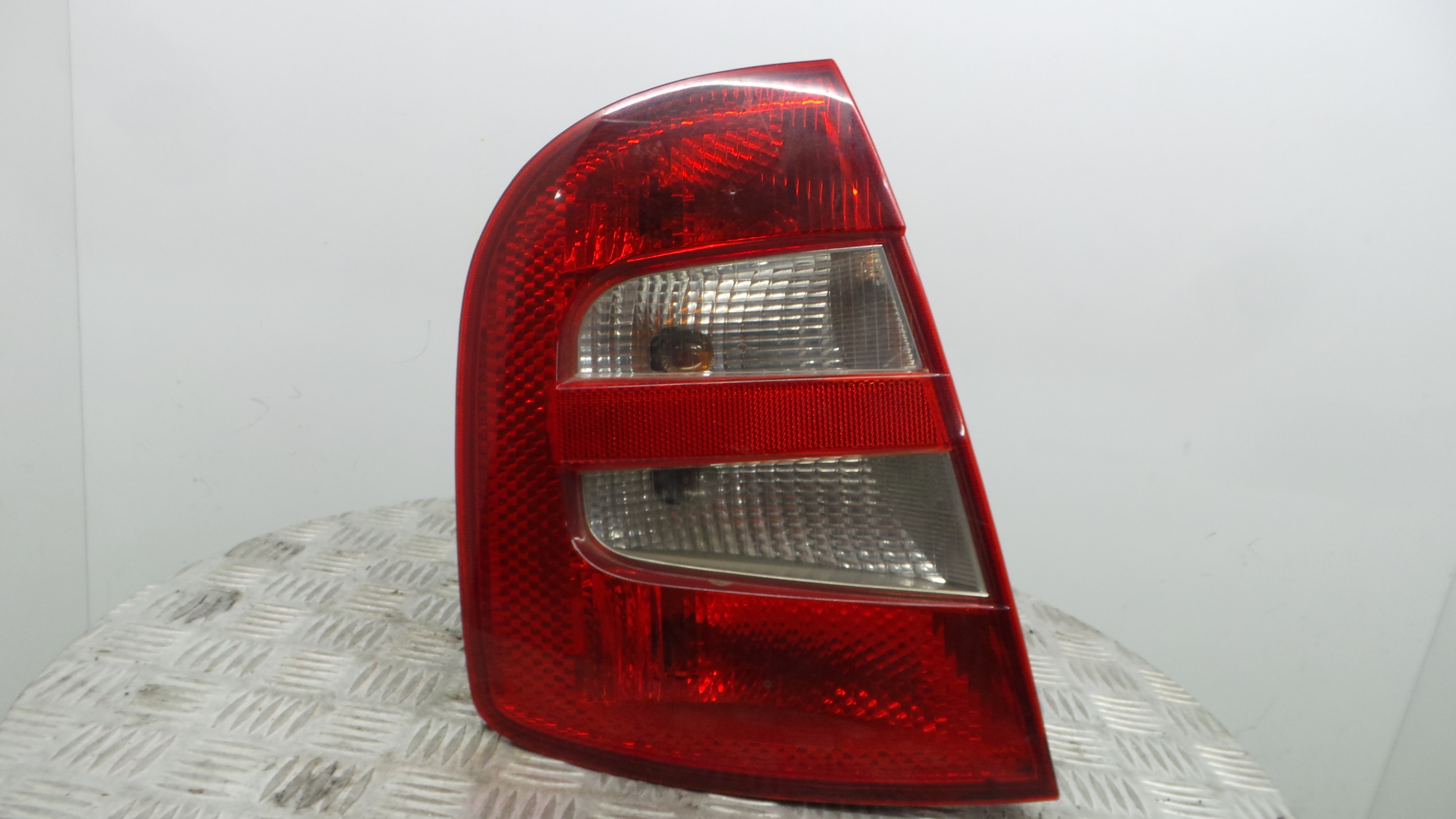 Farolim Stop Esq 6Y6945111B - SKODA FABIA I (6Y2)-35903204 Farolim Stop Esq 6Y6945111B - SKODA FABIA I (6Y2)-35903204