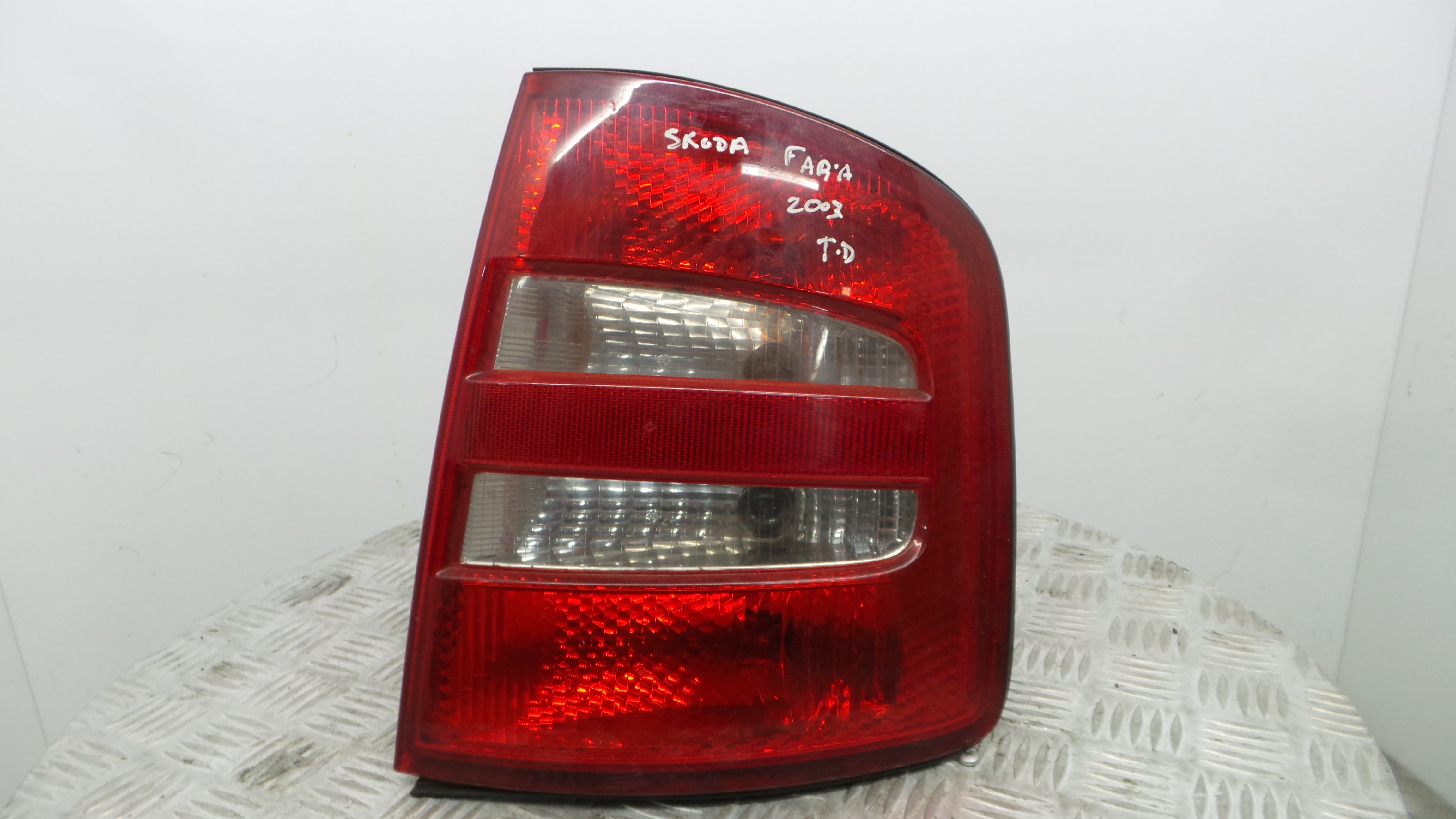 Farolim Stop Dto 6Y9945112B - SKODA FABIA I (6Y2)-35918576 Farolim Stop Dto 6Y9945112B - SKODA FABIA I (6Y2)-35918576