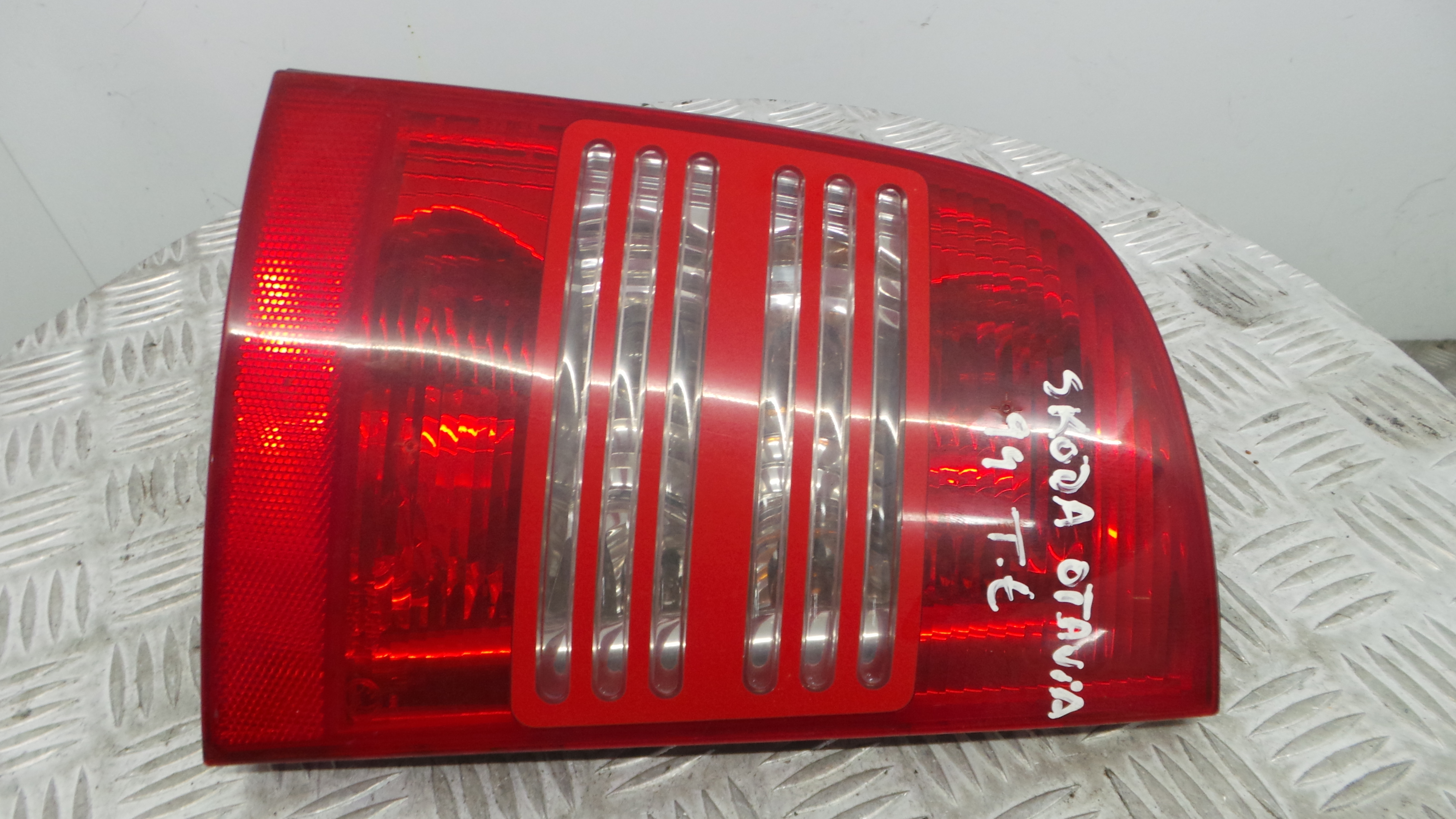 Farolim Stop Esq 1U9945095 - SKODA OCTAVIA I (1U2)-35919185 Farolim Stop Esq 1U9945095 - SKODA OCTAVIA I (1U2)-35919185