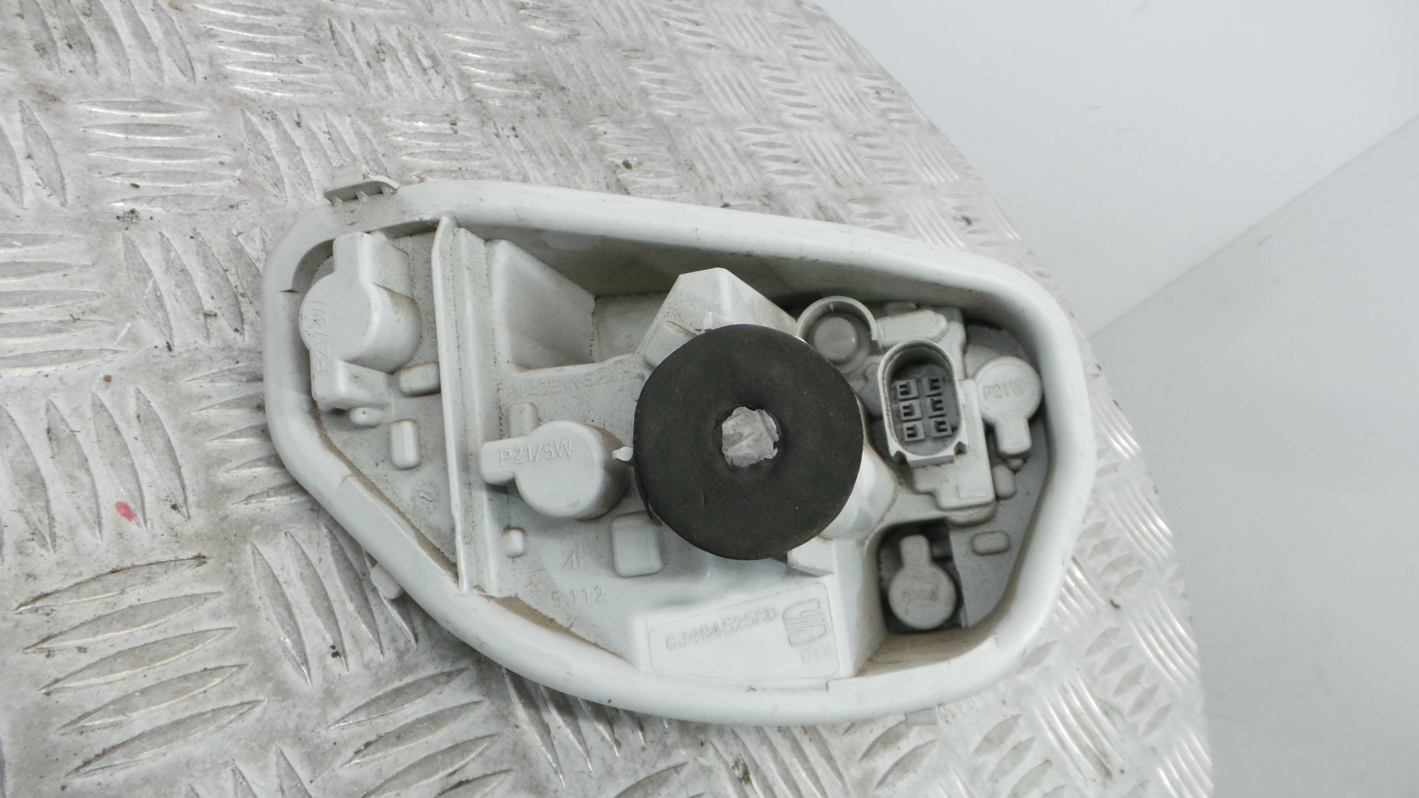 Suporte Lampadas Tras Direito 6J4945258D - SEAT IBIZA IV (6J5, 6P1), IBIZA Mk IV (6J5, 6P1)-35973572