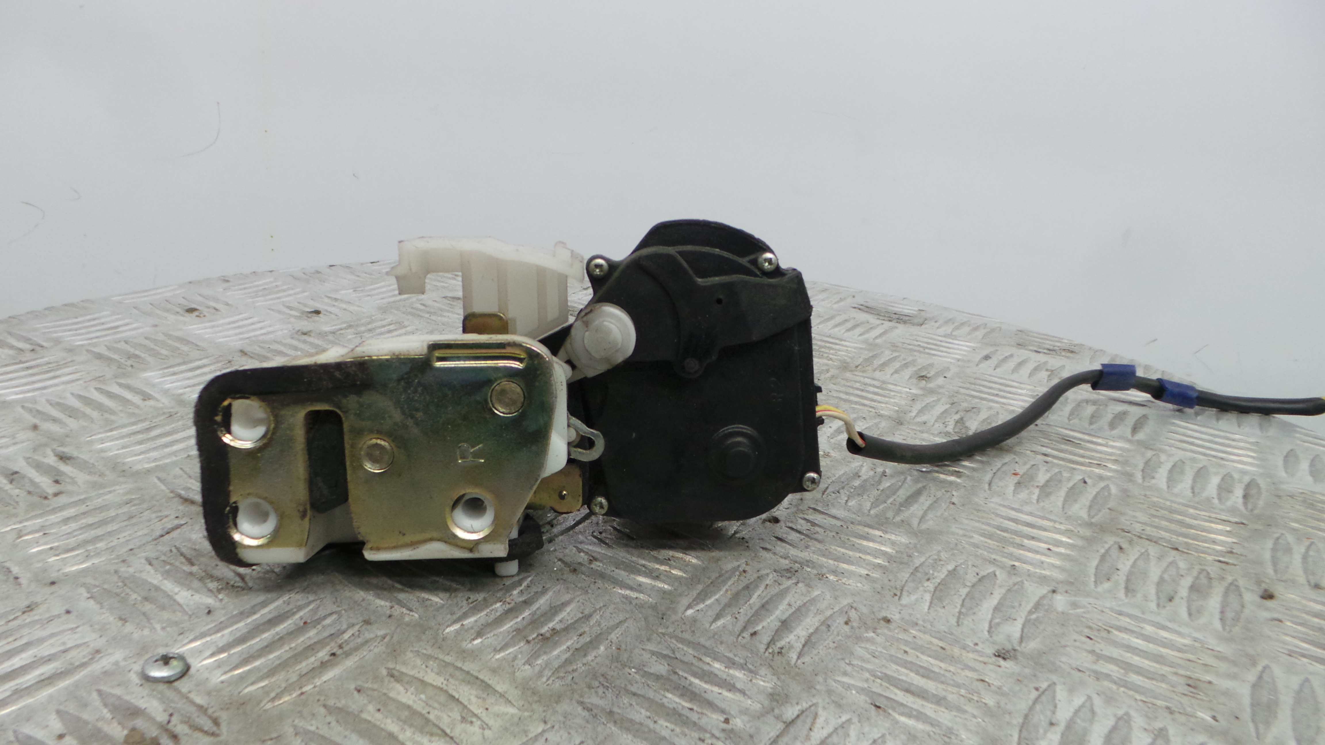 Fecho da Porta Trás Dto FQM100480 - ROVER 45 I Hatchback (RT)-36059476 Fecho da Porta Trás Dto FQM100480 - ROVER 45 I Hatchback (RT)-36059476