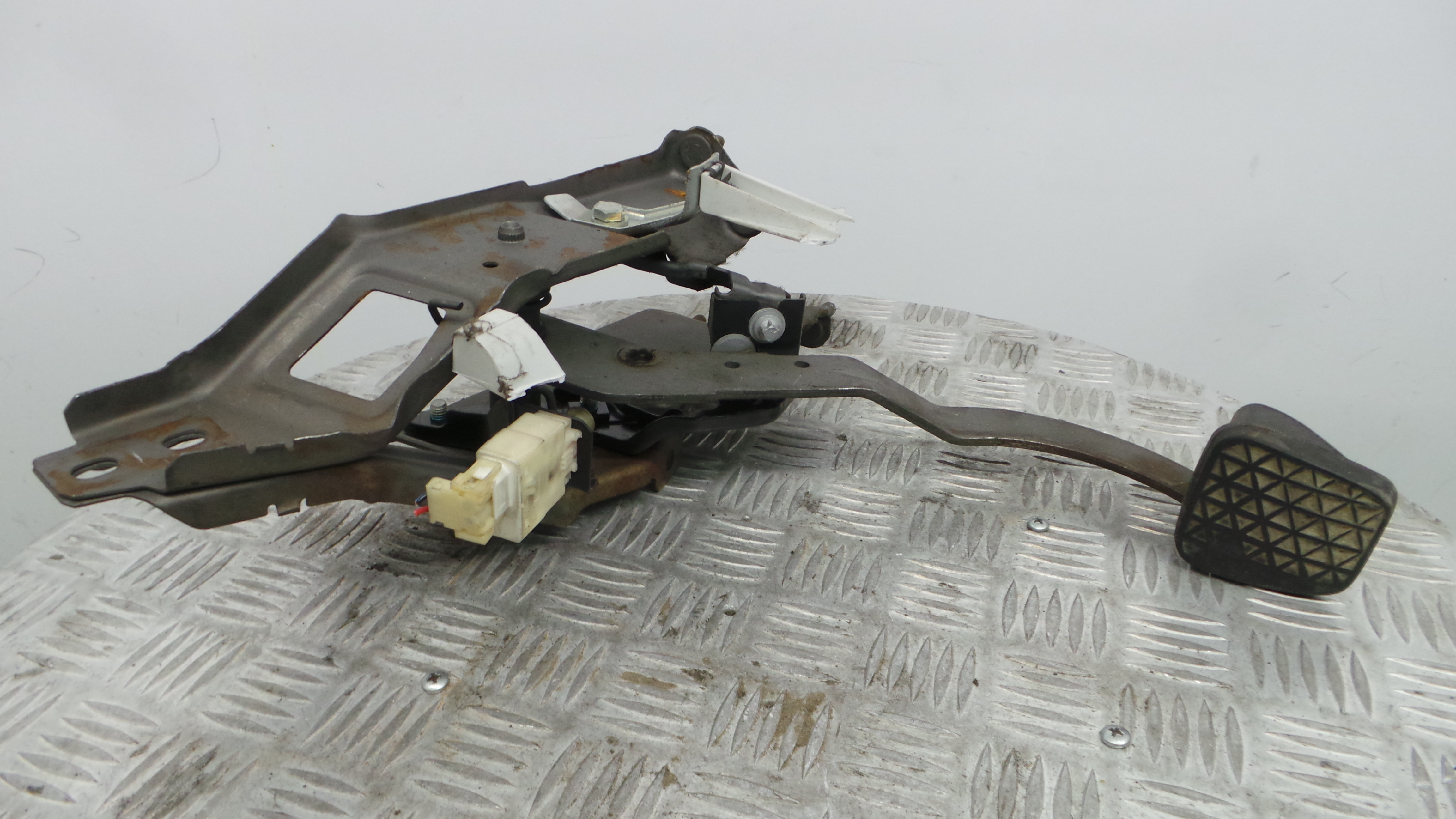 Pedal de Embraiagem 24436752 - OPEL VECTRA B Combi (J96)-36062377 Pedal de Embraiagem 24436752 - OPEL VECTRA B Combi (J96)-36062377