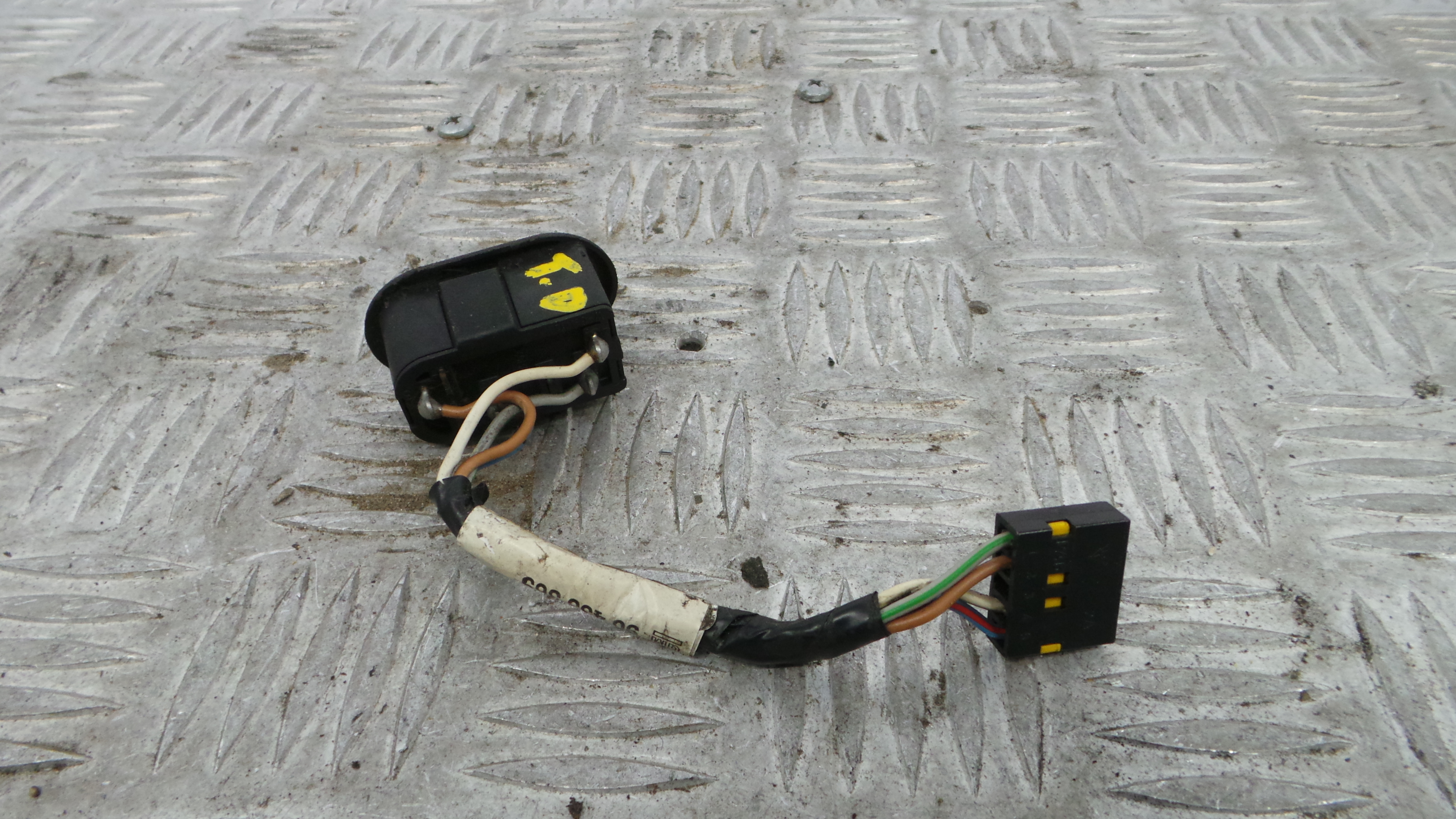 Interruptor / Comando Elevador Vidro Trás Dto 90433369 - OPEL VECTRA B Combi (J96)-36062995