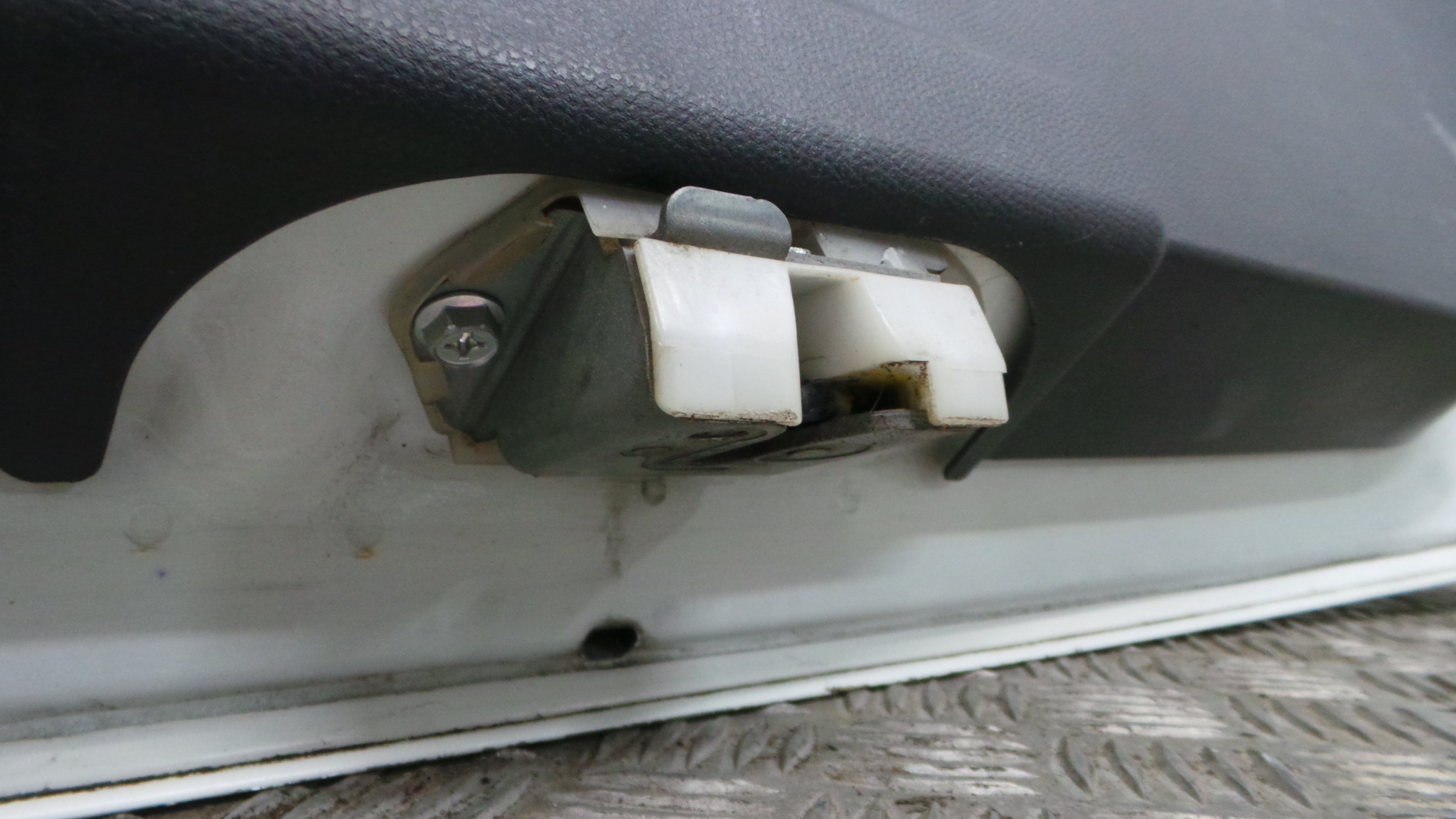 Fecho Mala  82510-63J01-000 - SUZUKI SWIFT III (MZ, EZ)-36160573