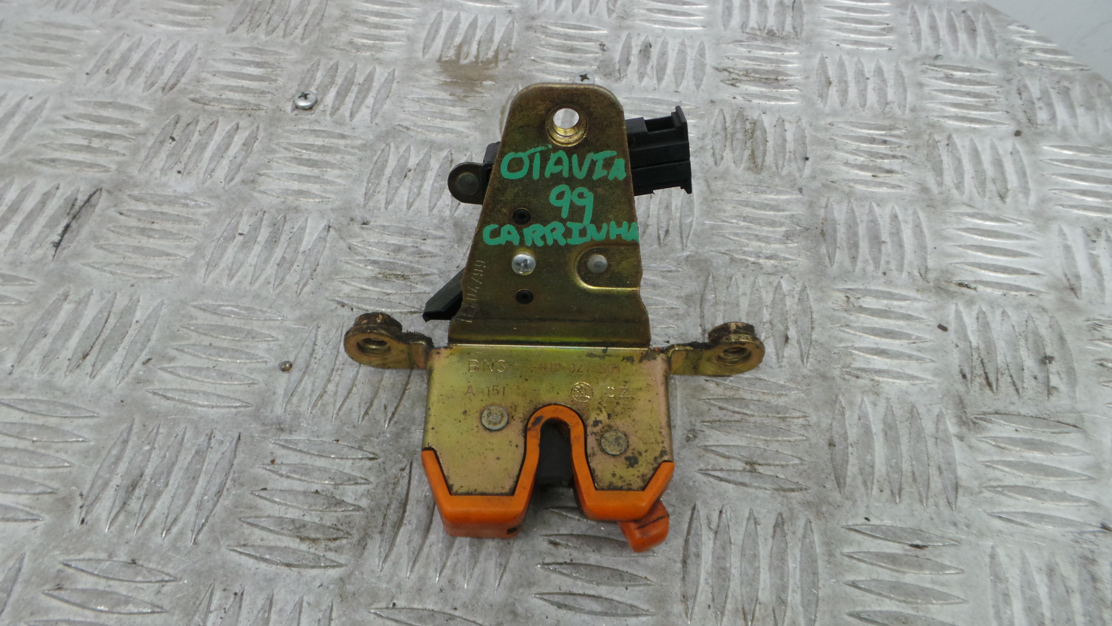 Fecho Mala 1U9827501 - SKODA OCTAVIA II Combi (1Z5)-36593357 Fecho Mala 1U9827501 - SKODA OCTAVIA II Combi (1Z5)-36593357