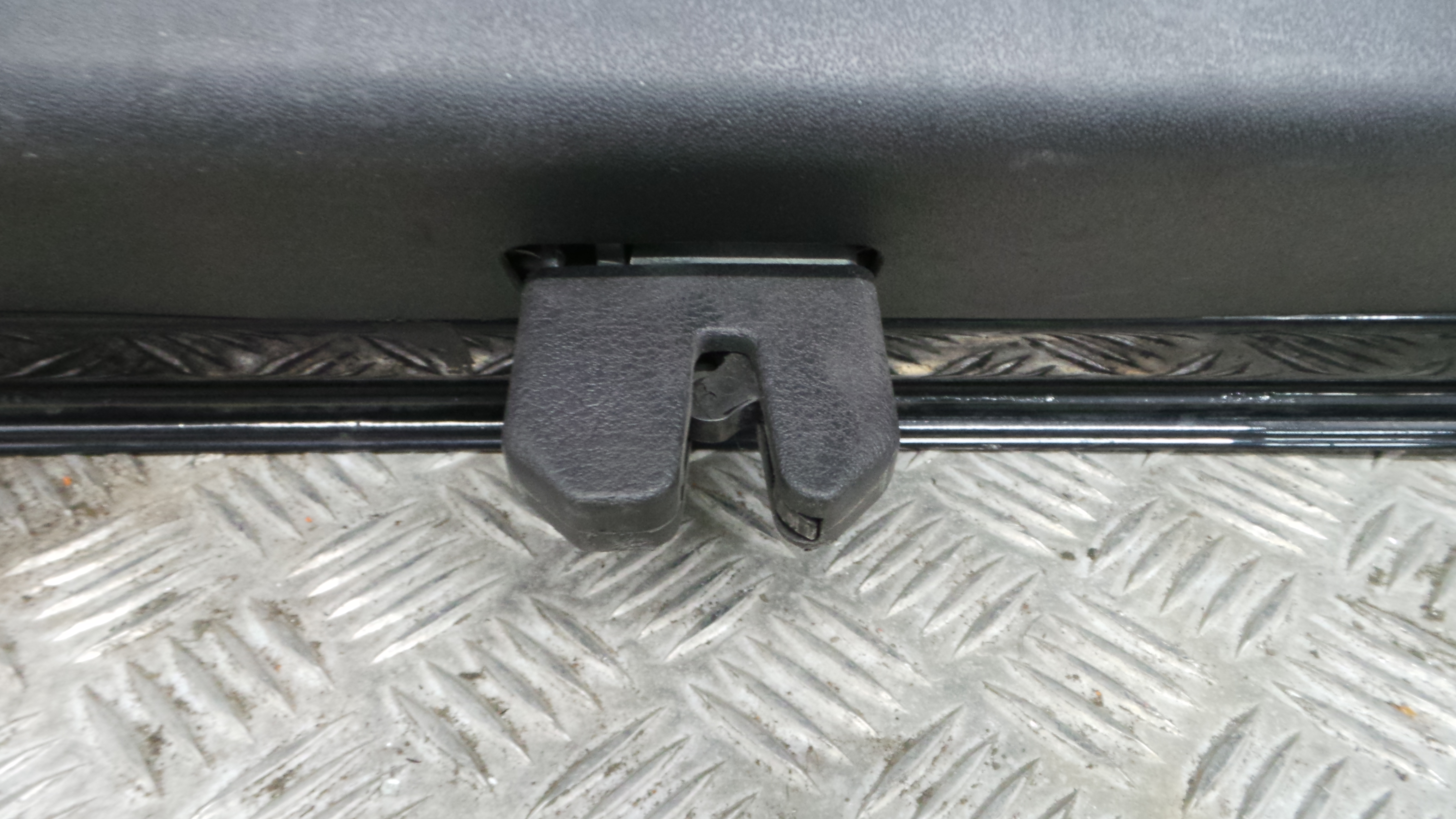 Fecho Mala  6L5827505C - SEAT CORDOBA (6L2)-36192414